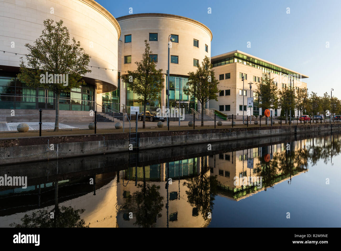 Il centro civico riflessa nel canale a Lagan Valley Isola, Lisburn, County Antrim, N.Irlanda. Foto Stock