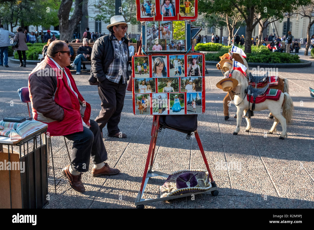 Un fotografo attende i clienti nella Plaza de Armas, Santiago del Cile, Sud America Foto Stock