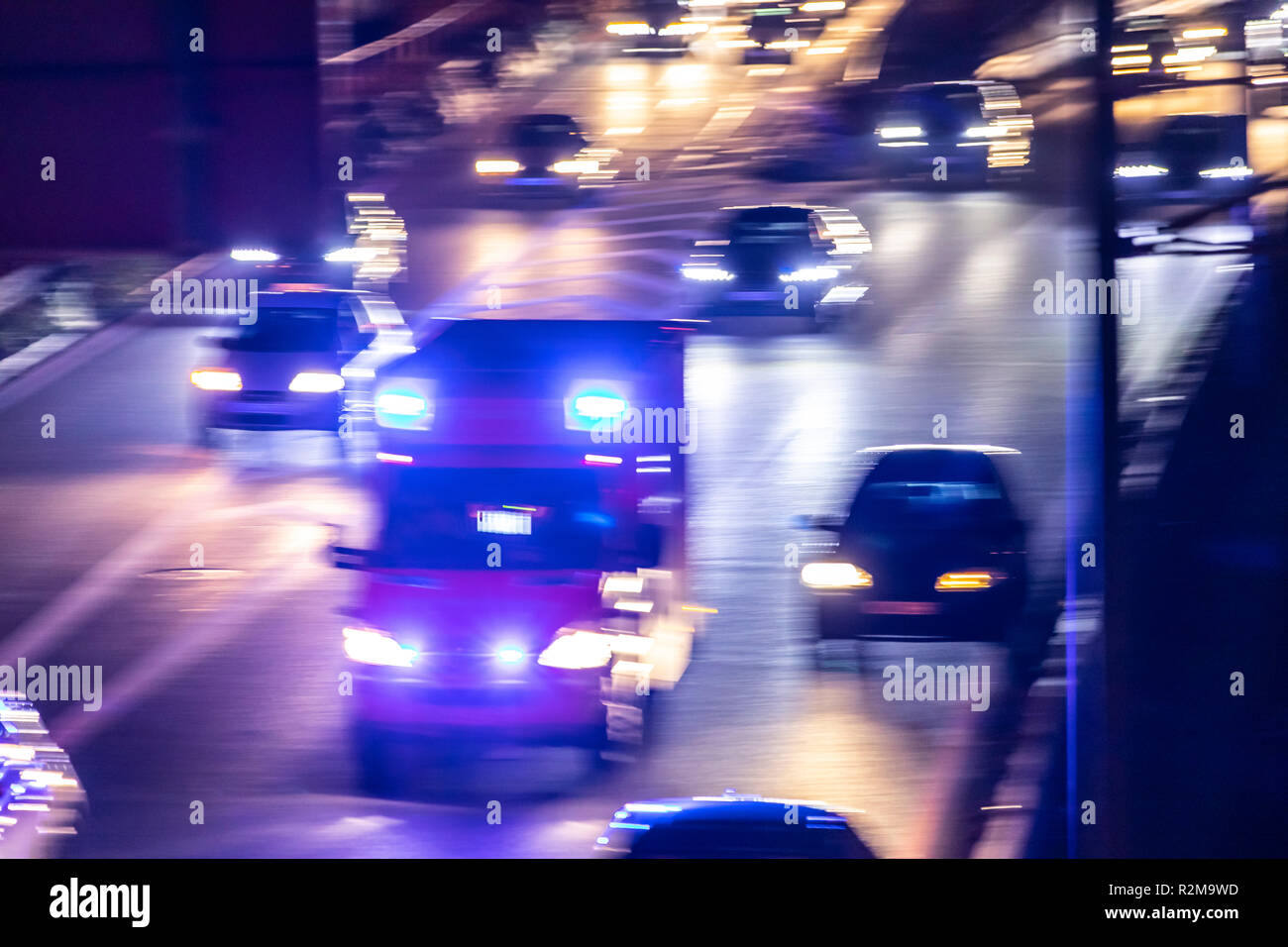 Unità di ambulanza con luci blu e sirene, su un'autostrada A40 a Essen, a una missione di emergenza, di salvataggio lane, Germania Foto Stock