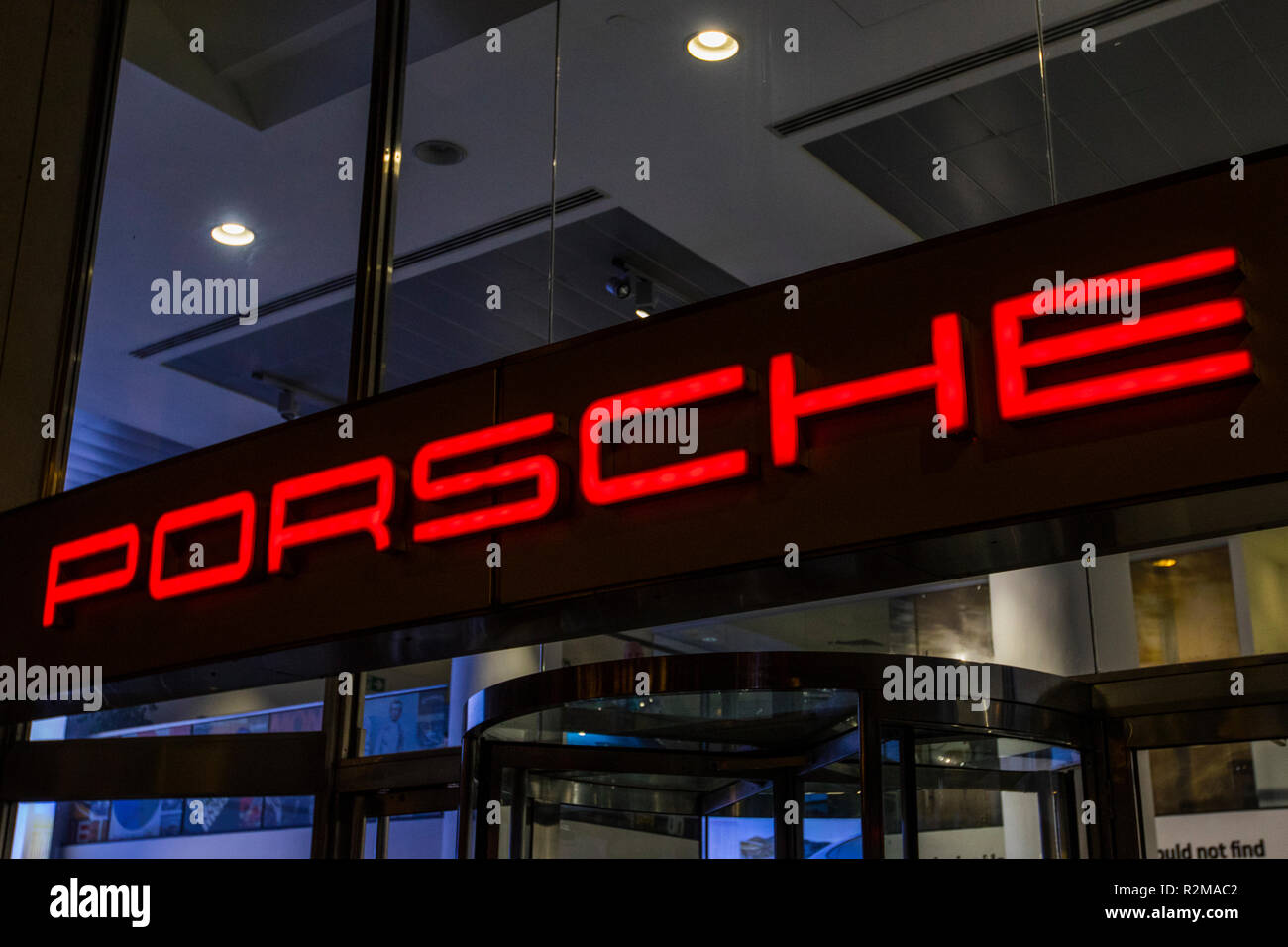 London, Regno Unito - 19 Novembre 2018: una vista della Porsche logo sulla parte esterna del loro negozio a Mayfair, Londra centrale. Foto Stock