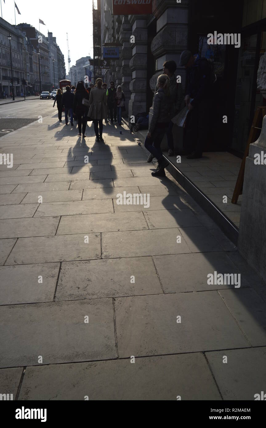 Senzatetto itineranti di sonno agitato per le strade di Piccadilly, Londra, Regno Unito. Molti immigrati sono impreparati per il viaggio, senza denaro o lavoro Foto Stock