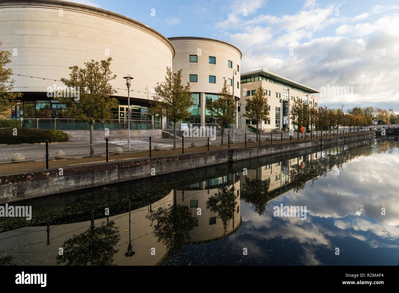 Il centro civico riflessa nel canale a Lagan Valley Isola, Lisburn, County Antrim, N.Irlanda. Foto Stock