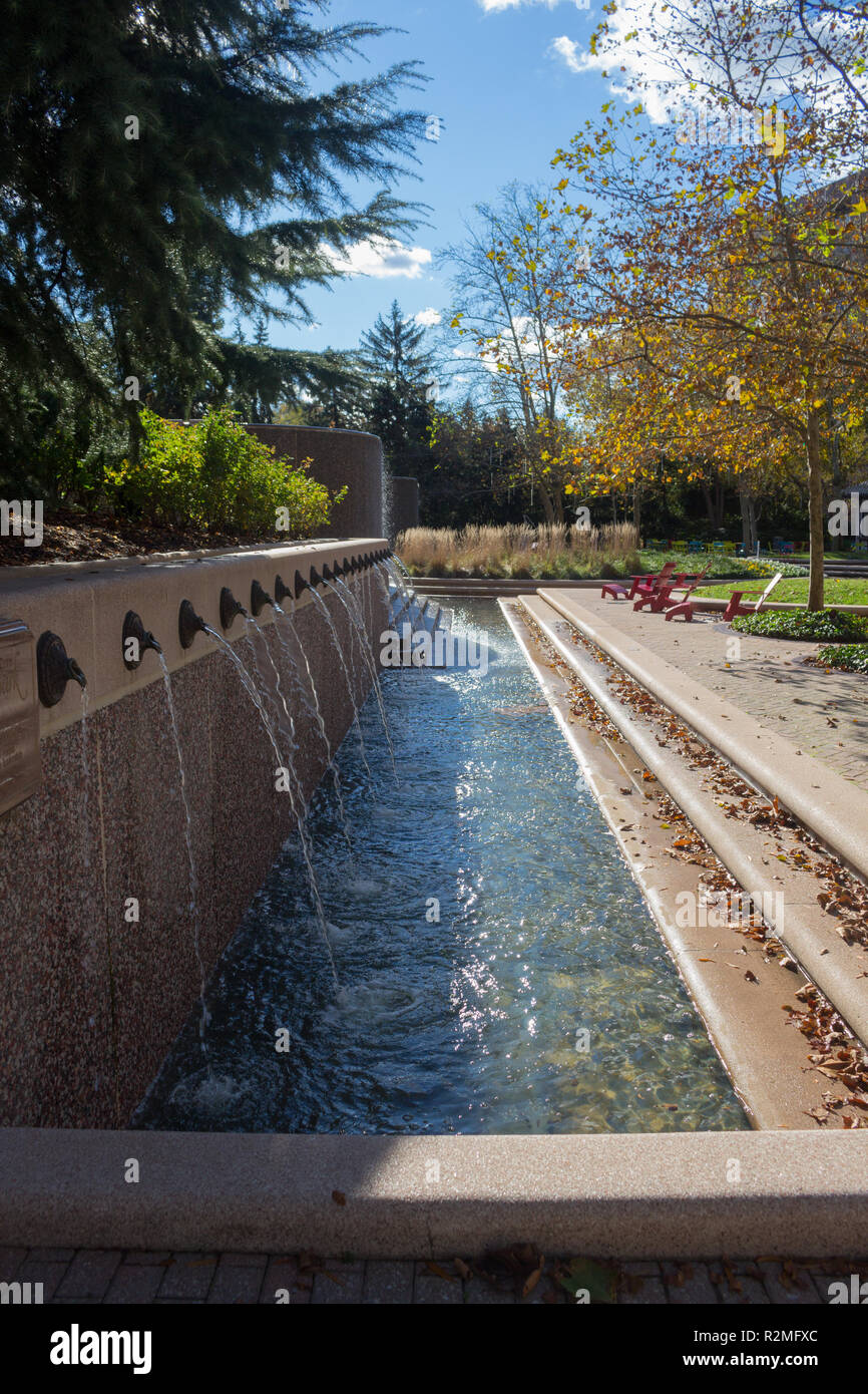 Fontana d'acqua in una giornata di sole al Crystal City Water Park, Arlington, Virginia, Stati Uniti Foto Stock