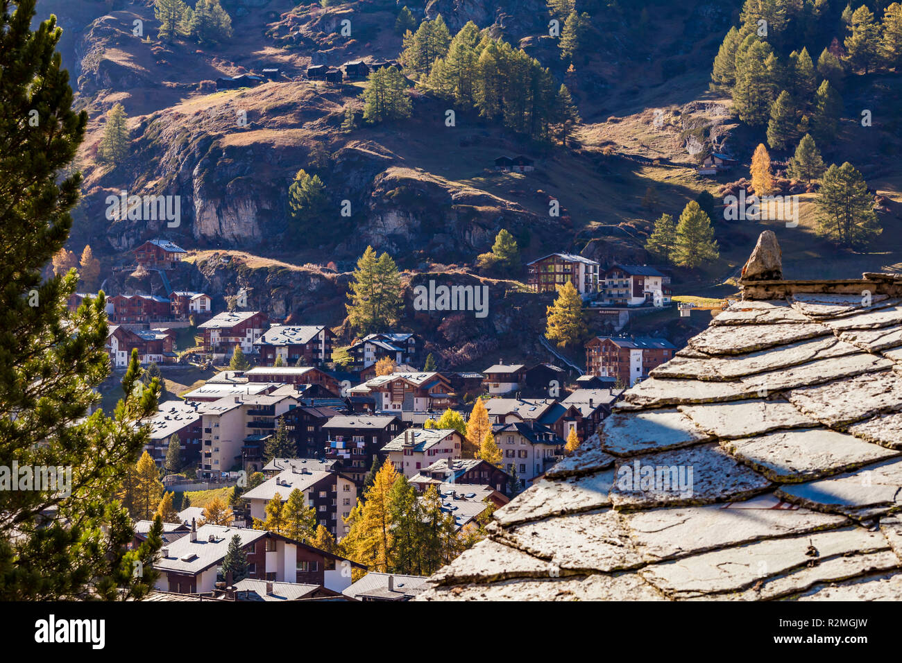 La Svizzera, nel cantone del Vallese, Zermatt, vista del villaggio, chalet, case vacanze, appartamenti, tetto coperto con lastre di pietra Foto Stock