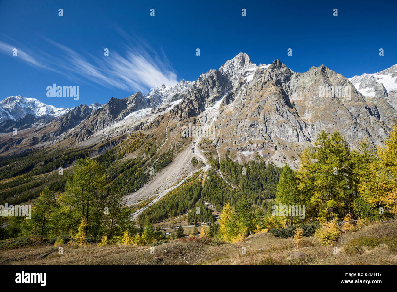 Blick über das herbstliche Val Ferret zum Grandes Jorasses (4208m), Monte Bianco-Massiv, Nähe Courmayeur, Provinz Aosta, Aostatal Italien Foto Stock