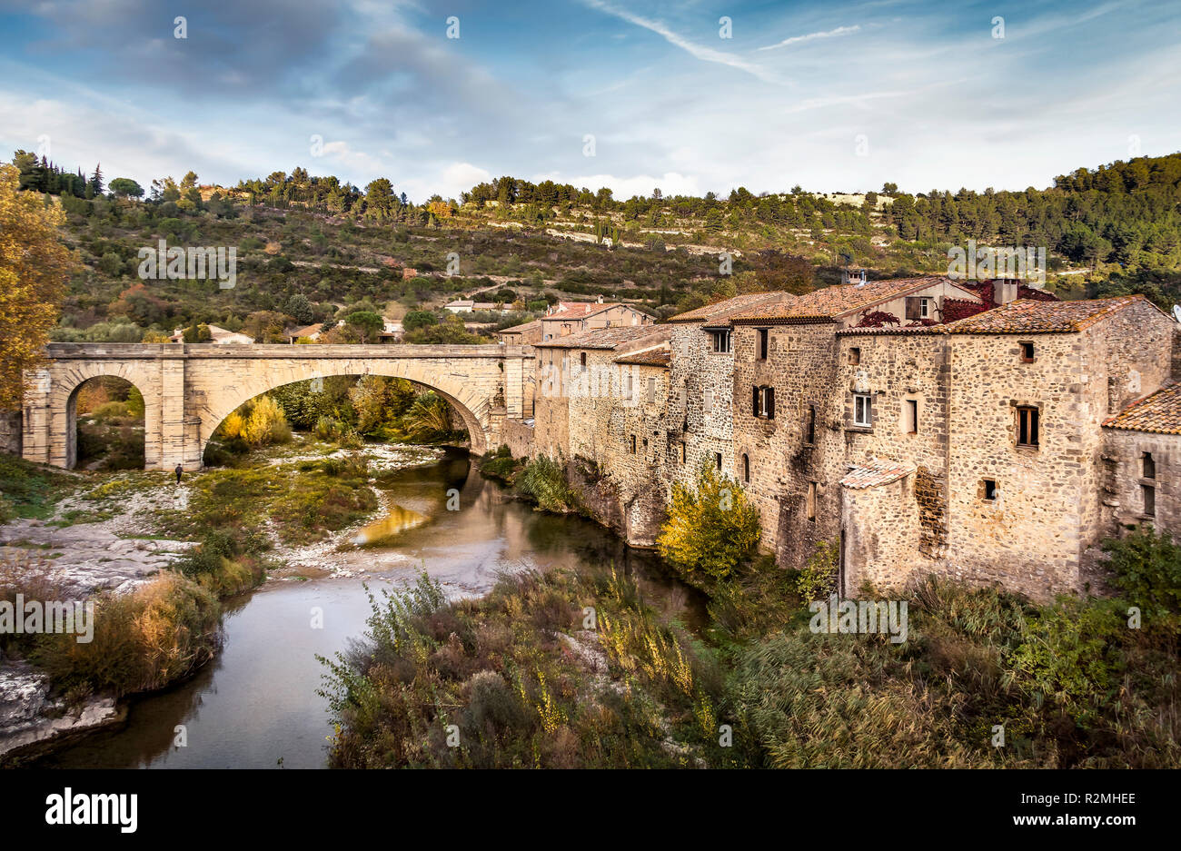 Ponte sul Orbieu in Lagrasse, Plus Beaux Villages de France, ultimo bastione dei Catari Foto Stock