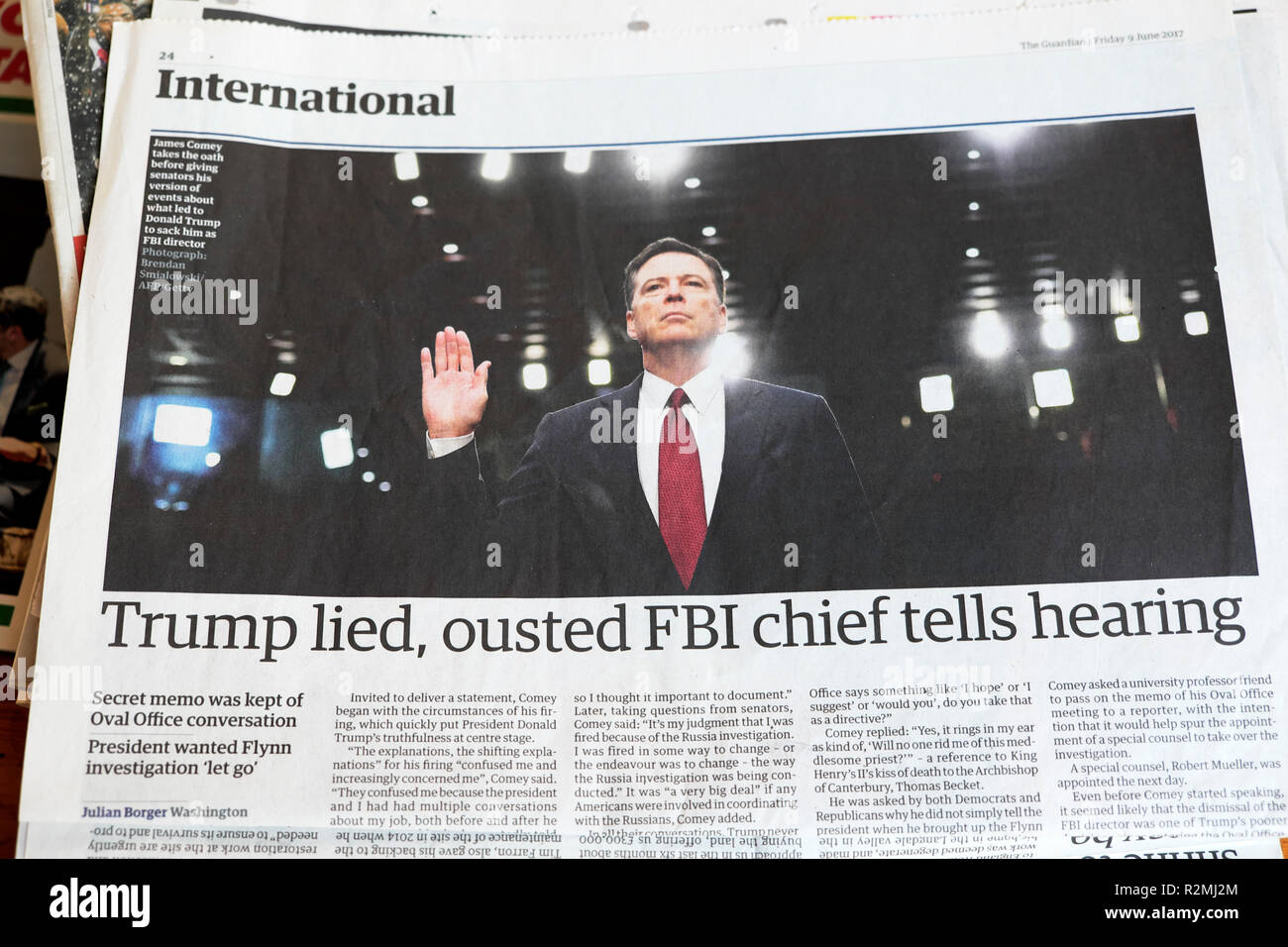 "Trump mentito, estromesso FBI capo dice audizione' quotidiano Guardian articolo headline & James Comey ex direttore dell'FBI Londra Inghilterra REGNO UNITO 9 Giugno 2017 Foto Stock