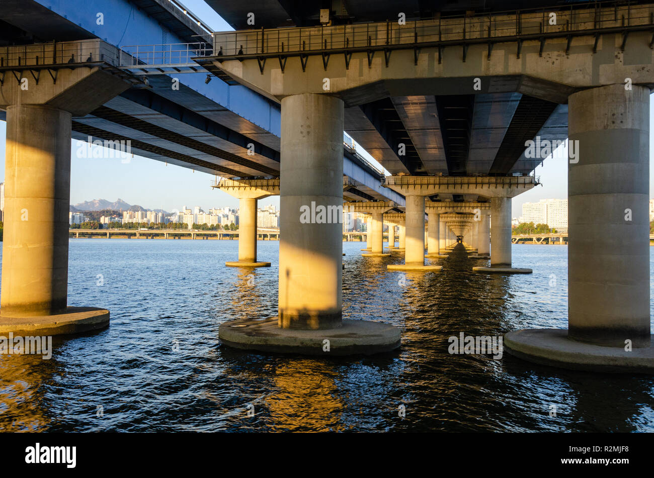 Passando al di sotto del Mapo ponte che attraversa il fiume Han a Seul in Corea del sud. Foto Stock