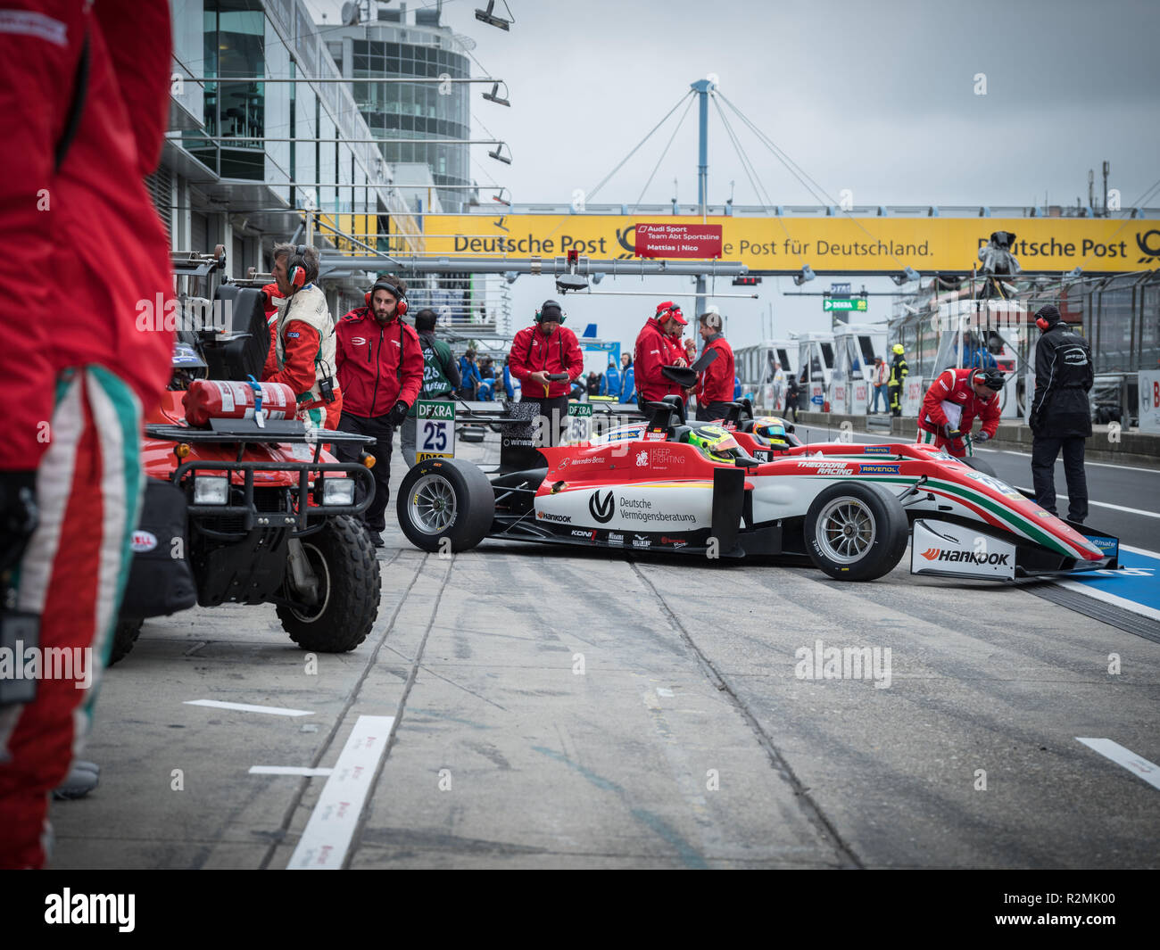 Formula 3 auto da competizione in pit lane, Prema Powerteam Foto Stock
