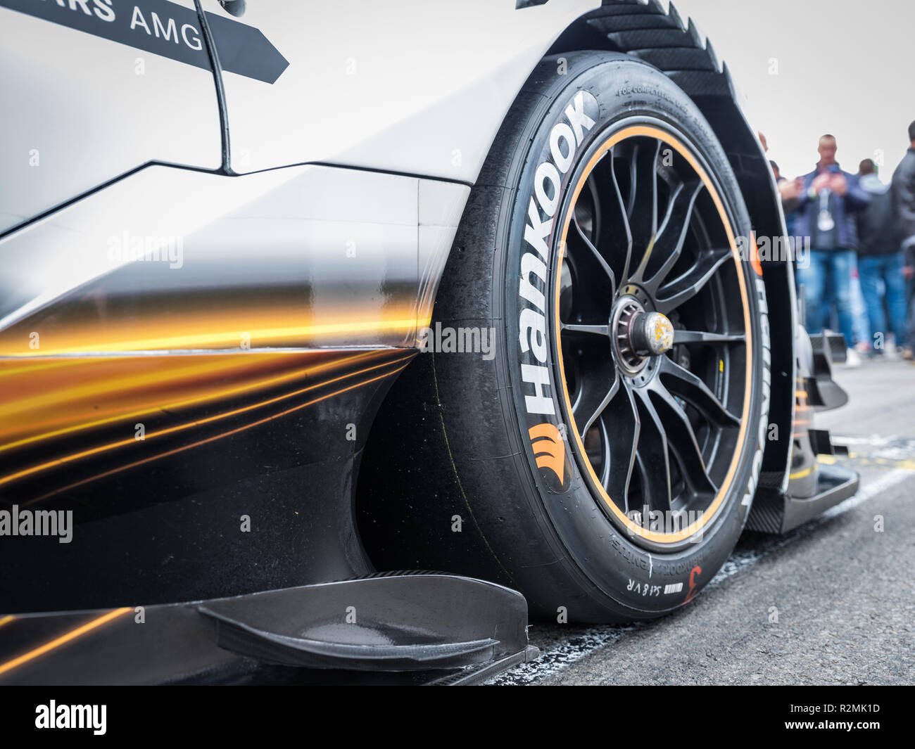 La ruota anteriore destra DTM Mercedes, la griglia di partenza, close-up Foto Stock