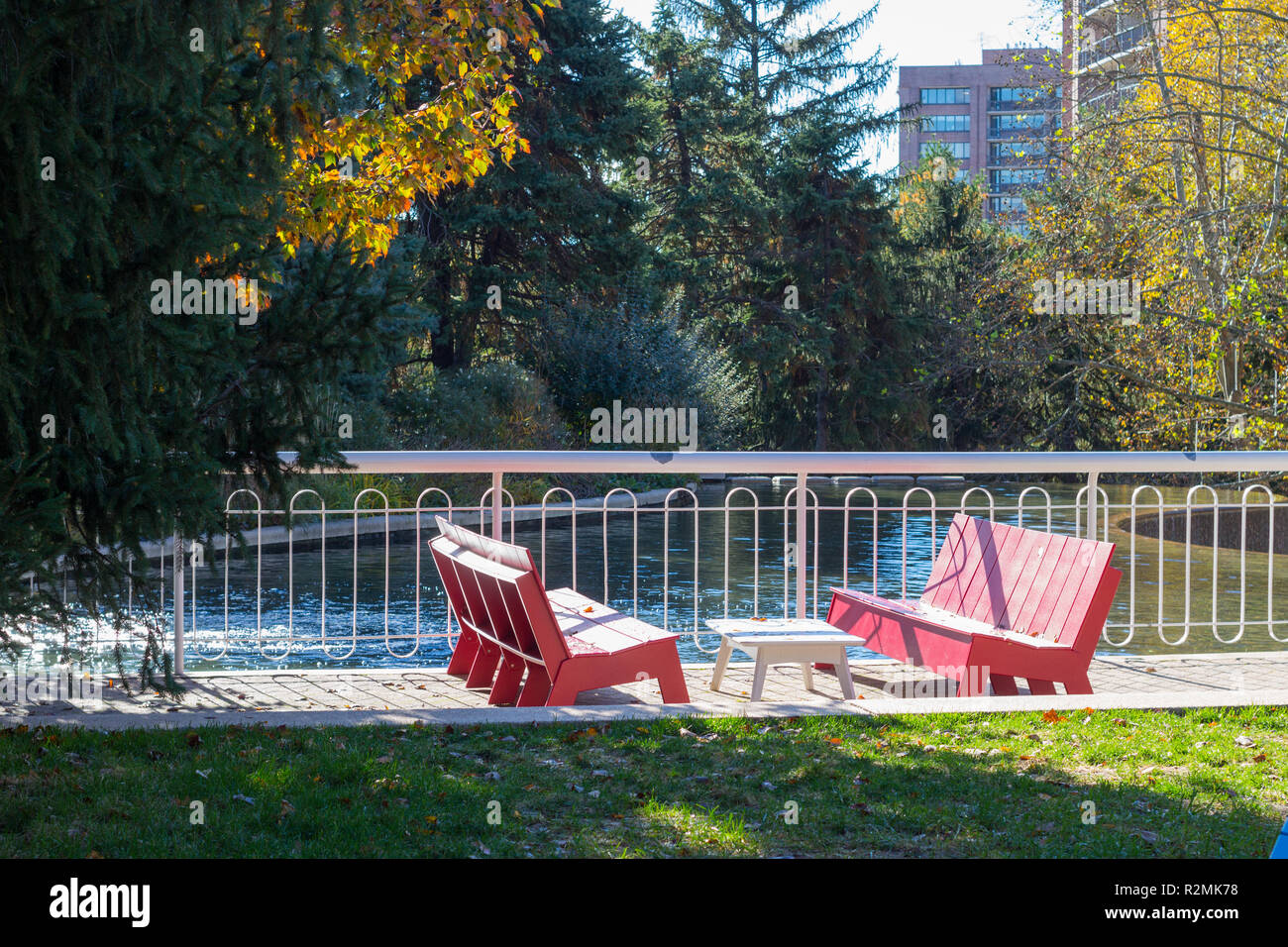 Posti a sedere all'aperto rossi al Crystal City Water Park con fontana sullo sfondo, Arlington, Virginia, Stati Uniti Foto Stock