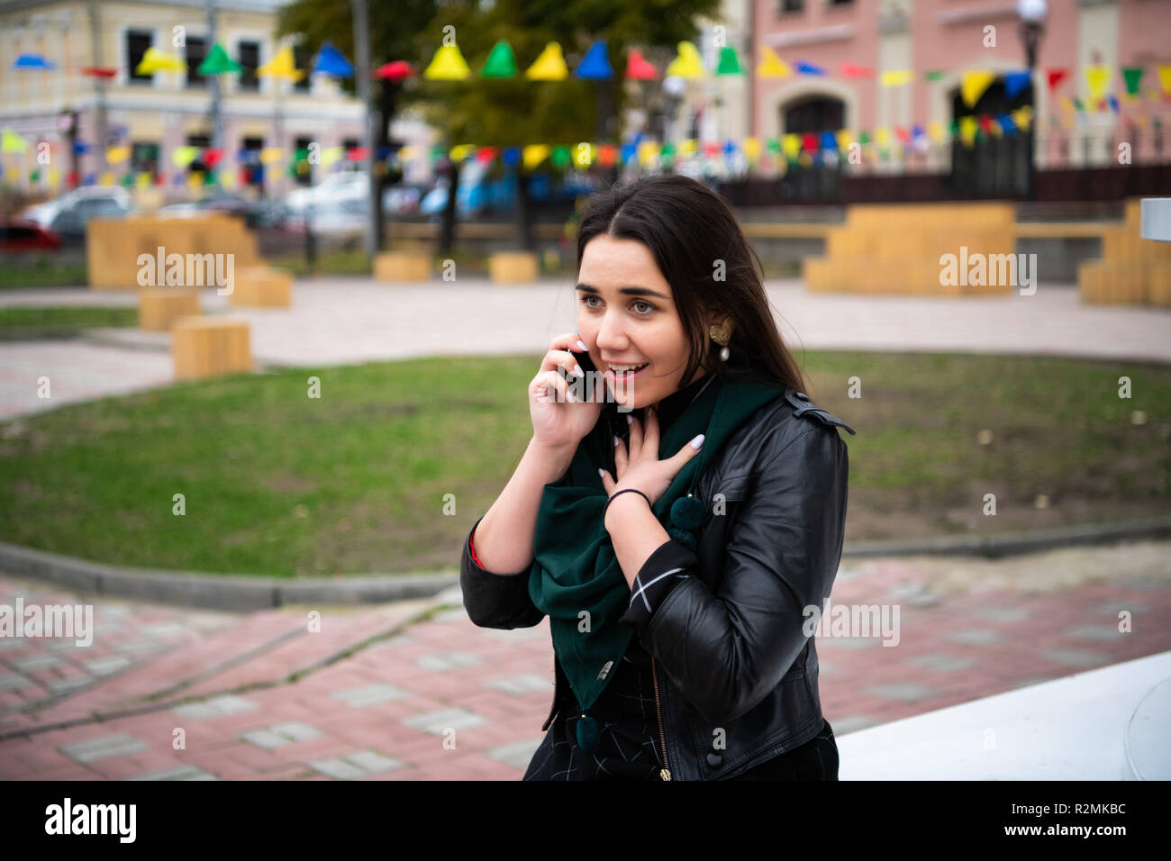 Positivo emotivo giovane donna parlando di cellular Foto Stock