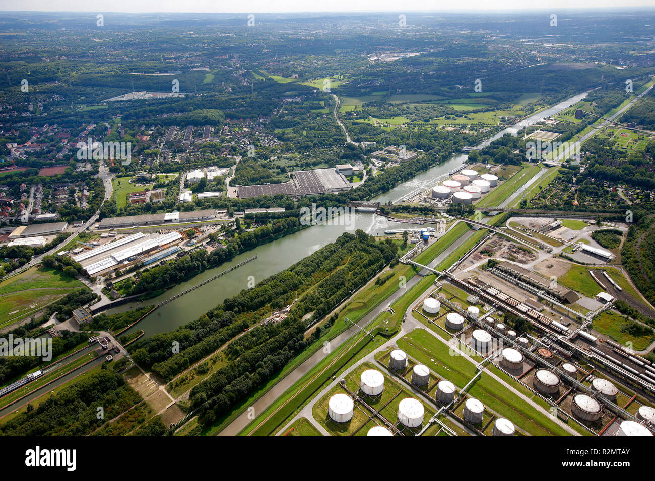 Vista aerea, Emscher, arte, Olaf Nicolai e Douglas Gordon con Mogwai Monumento per un futuro già dimenticato, pietra, Wild Island, bloccare, Gelsenkirchen, Emscherkunst.2010, opere d'Arte all'Emscher, la zona della Ruhr, Renania settentrionale-Vestfalia, Germania, Europa Foto Stock