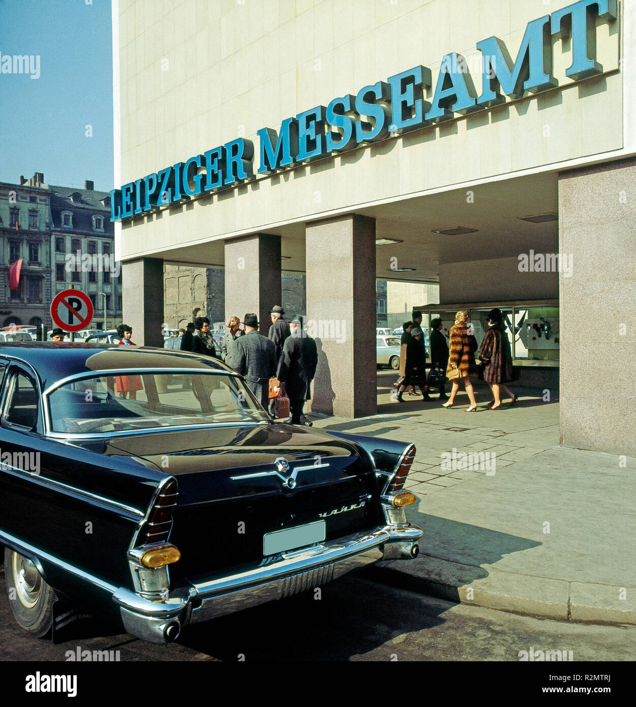Storia contemporanea GDR, fiera di lipsia office ??presso il mercato vecchio con fiera ospiti e pullman di lusso "Chaika' Foto Stock