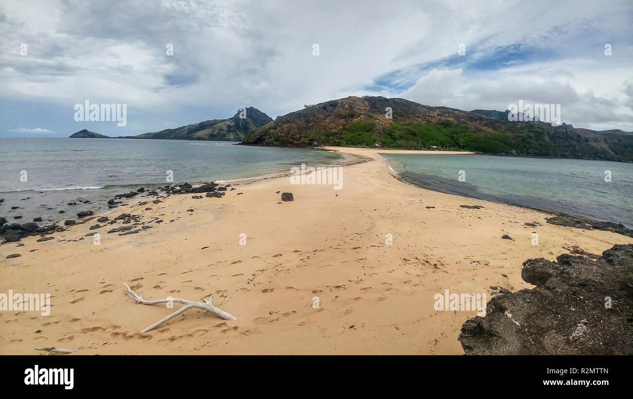 Vista di Waya Island, due isole collegate da strisce di sabbia, isole Figi Foto Stock