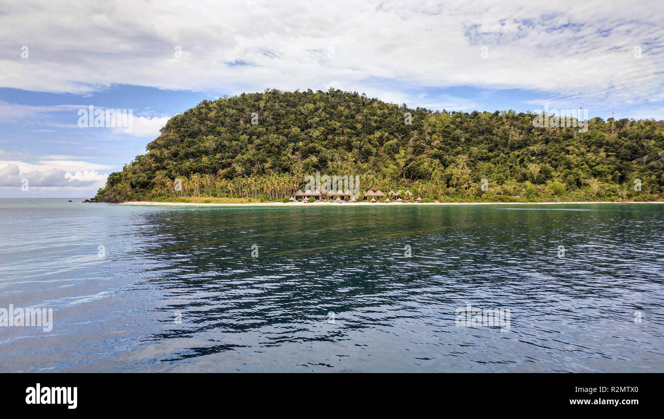 Isola nel mare con un resort Fiji Foto Stock