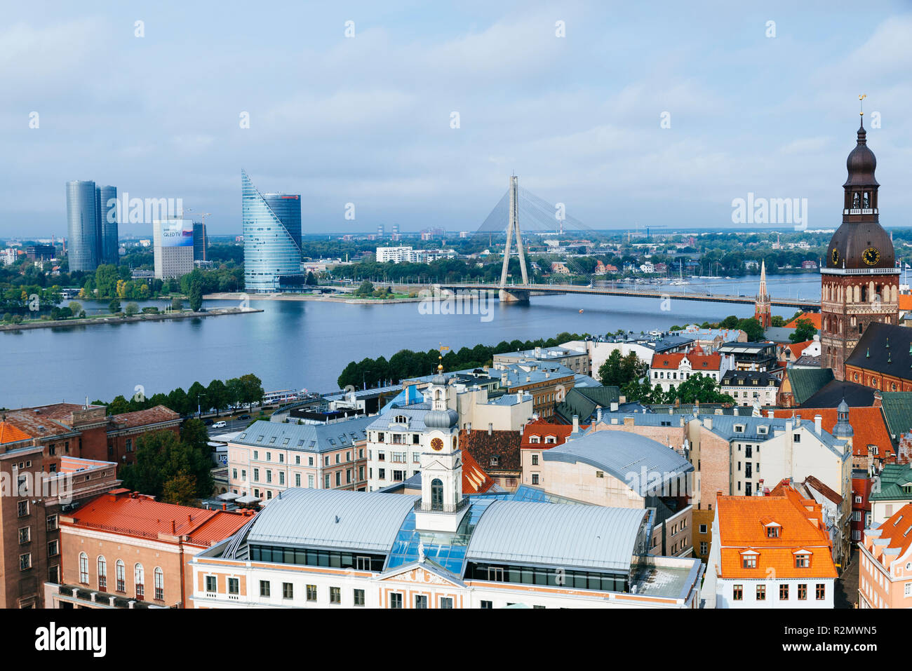 Riga città vecchia dalla Chiesa di San Pietro. Le due sponde del fiume Daugava, Lettonia, Paesi baltici, Europa. Foto Stock