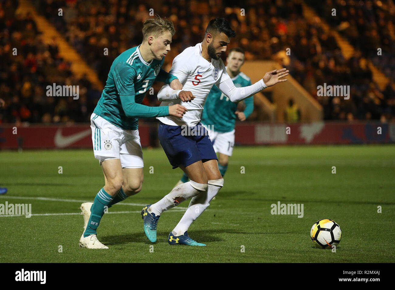 . Gian-Luca Itter della Germania e Easah Suliman dell'Inghilterra in azione durante la International amichevole tra Inghilterra U20 e Germania U20 a JobServe Comunità Stadium il 19 novembre 2018 a Colchester, Inghilterra. (Foto di Paolo Chesterton/phcimages.com) Foto Stock