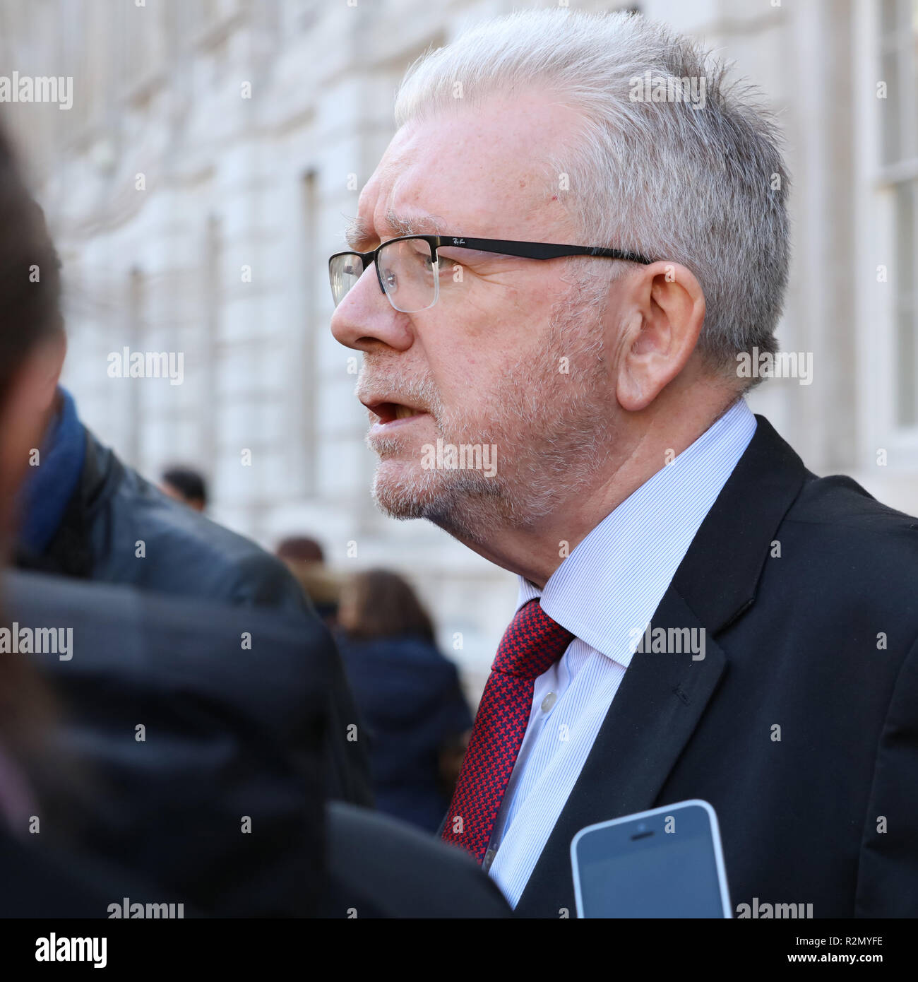 Londra, Regno Unito. Il 19 Novembre, 2018. Mike Russel MSP, Scottish Brexit Segretario, parlando con la stampa e rispondendo alle domande al di fuori del Cabinet Office, White Hall di Londra. Credito: Joe Kuis / Alamy Live News Foto Stock