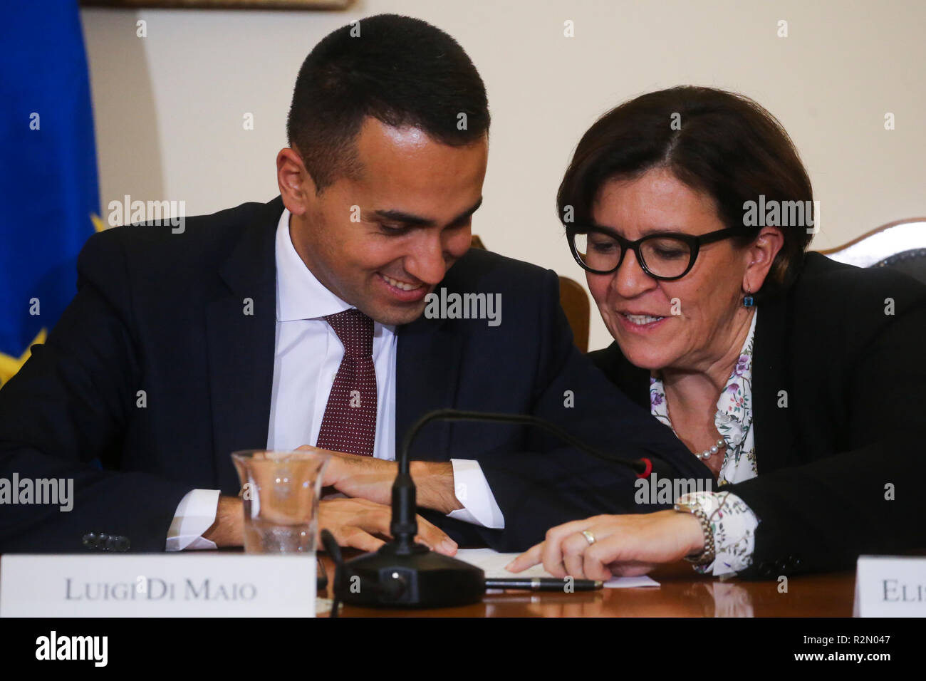 Caserta, Campania, Italia. Xix Nov, 2018. prefettura di Caserta ha firmato il memorandum di intesa sulla terra degli incendi nella foto il Vicepresidente del Consiglio dei Ministri della Repubblica Italiana Luigi Di Maio leder delle 5 stelle di circolazione Il Ministro dello Sviluppo Economico e del ministro del Lavoro e delle Politiche Sociali e il ministro della Difesa di Elisabetta Trenta e sulla destra il ministro della salute Credito: Antonio Balasco/Alamy Live News Foto Stock