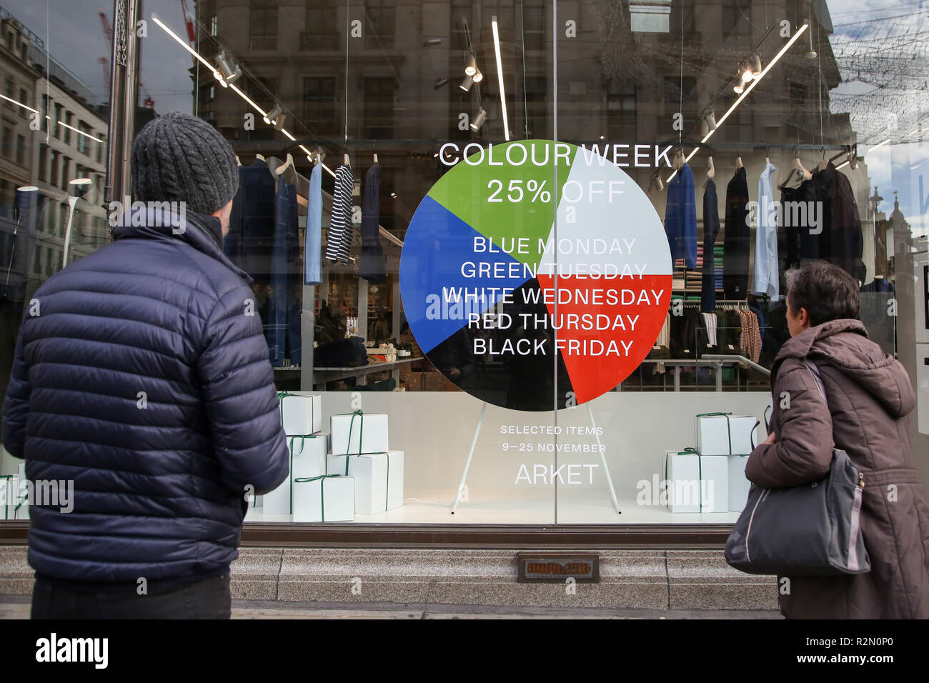 Gli amanti dello shopping sono visto presso il London Regents Street come i negozi si prepara per il Venerdì nero evento con enormi risparmi. Venerdì nero è un evento di shopping che ha originato da noi dove i dettaglianti di ridurre i prezzi il giorno dopo la festa del Ringraziamento. Foto Stock