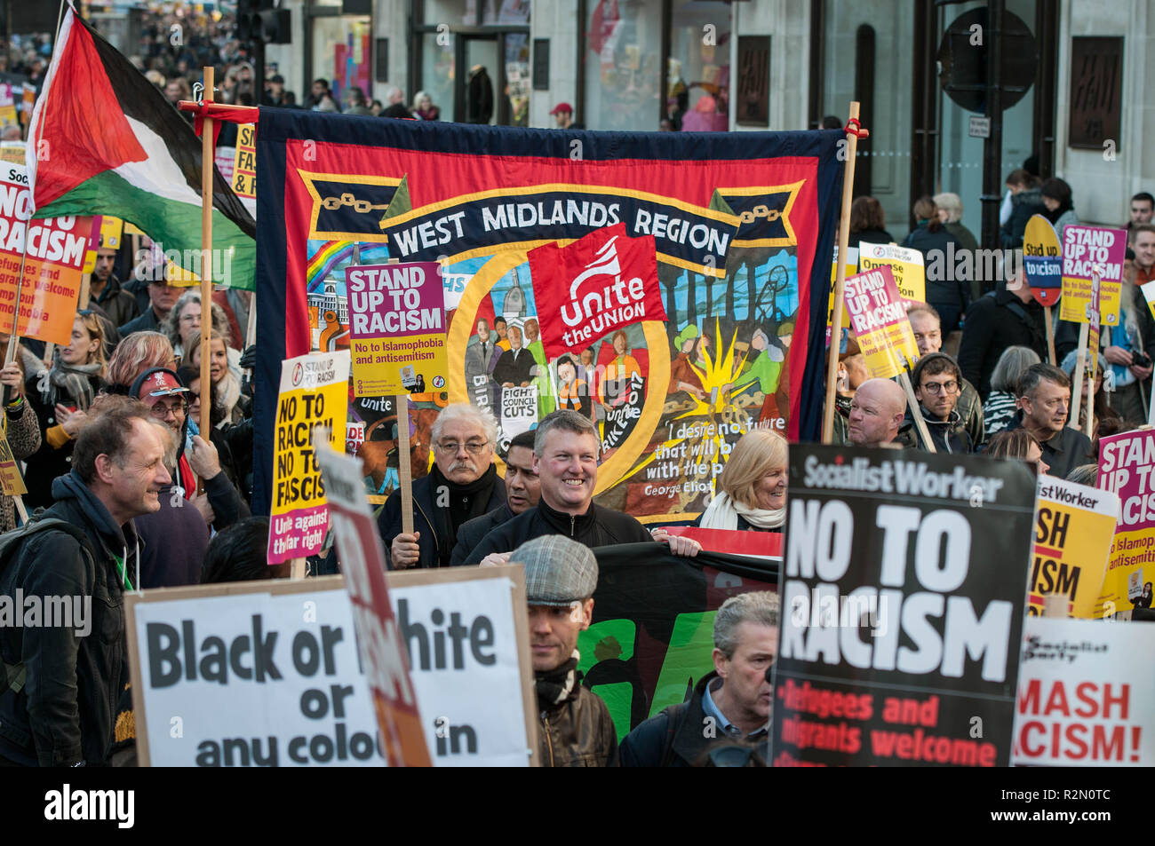 I dimostranti sono visti tenendo cartelli e striscioni durante la protesta. Folle immense hanno marciato dalla BBC in Portland Place a Whitehall con bandiere e cartelli durante l unità nazionale di dimostrazione di opporsi al luogo di razzisti e fascisti attività in Europa - La dimostrazione è stato chiamato da unirsi contro il fascismo, amo la musica odio il razzismo e Stand fino al razzismo movimenti. I discorsi di Whitehall sono state disgregate mediante la presenza di un piccolo numero di estrema destra attivisti e Trump sostenitori. Foto Stock