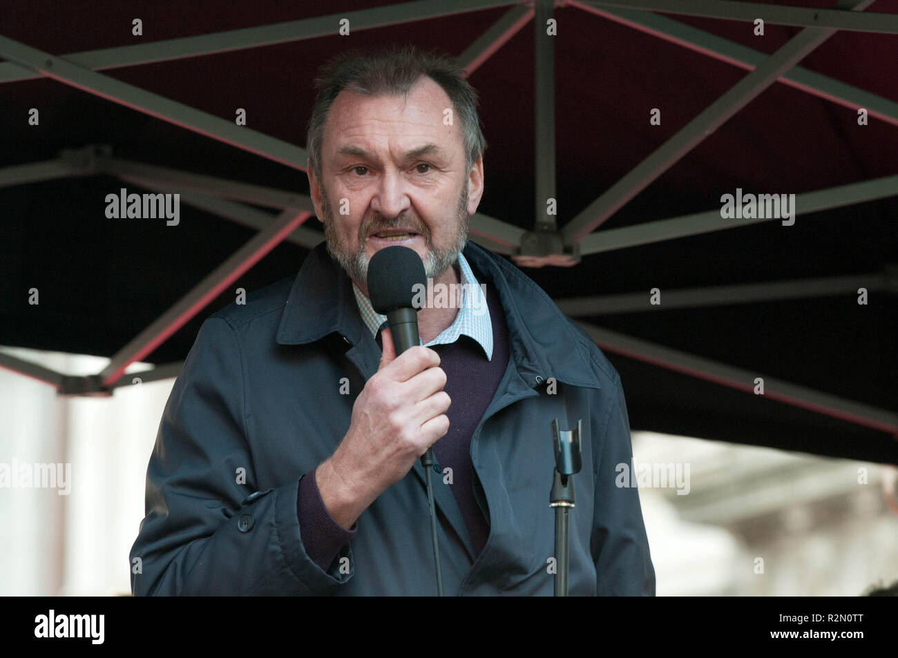 Il Segretario Generale dell Unione Nazionale degli insegnanti Kevin Courtney visto parlare durante la protesta. Folle immense hanno marciato dalla BBC in Portland Place a Whitehall con bandiere e cartelli durante l unità nazionale di dimostrazione di opporsi al luogo di razzisti e fascisti attività in Europa - La dimostrazione è stato chiamato da unirsi contro il fascismo, amo la musica odio il razzismo e Stand fino al razzismo movimenti. I discorsi di Whitehall sono state disgregate mediante la presenza di un piccolo numero di estrema destra attivisti e Trump sostenitori. Foto Stock