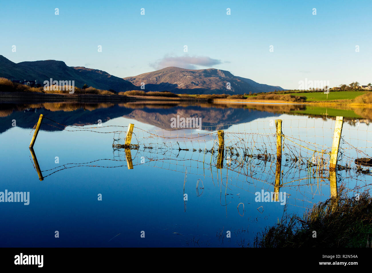 Lago Shanaghan, Ardara, County Donegal, Irlanda. Xx Novembre 2018. Ancora un lago riflette colline attorno al villaggio su un chiaro e nitido e fredda mattina. Credito: Richard Wayman/Alamy Live News Foto Stock