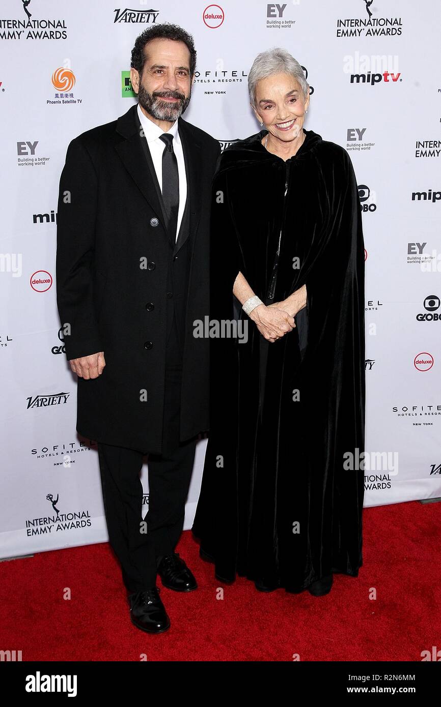 Tony Shalhoub, Brooke Adams presso gli arrivi per la 46th International Emmy Awards, New York Hilton Midtown, New York, NY Novembre 19, 2018. Foto di: Steve Mack/Everett Collection Foto Stock