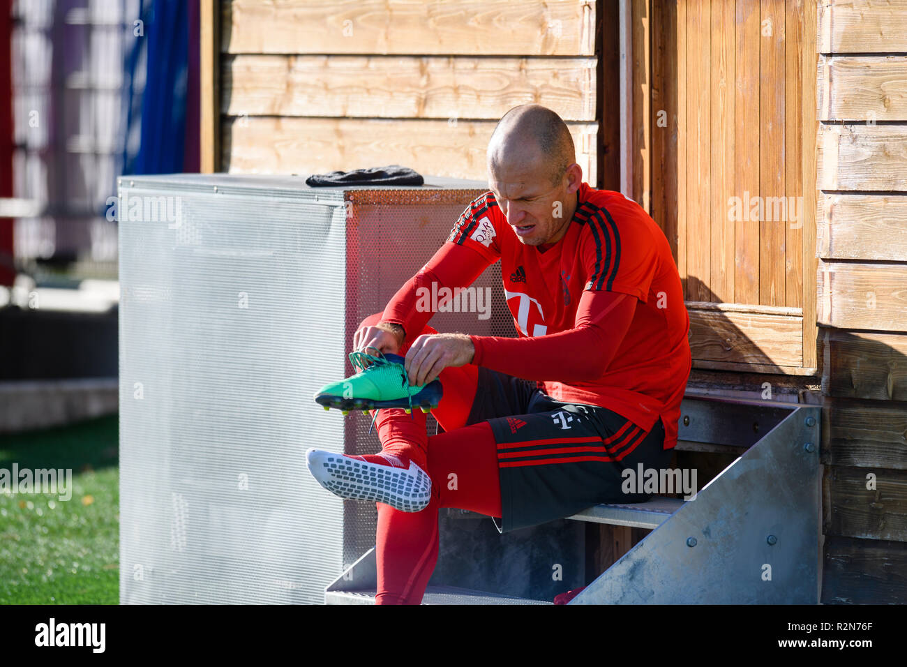Il 20 novembre 2018, Baviera München: Arjen Robben da FC Bayern Monaco di  Baviera cambia le sue scarpe durante una sessione di allenamento sul campo  di allenamento a Säbener Straße. Foto: Matthias
