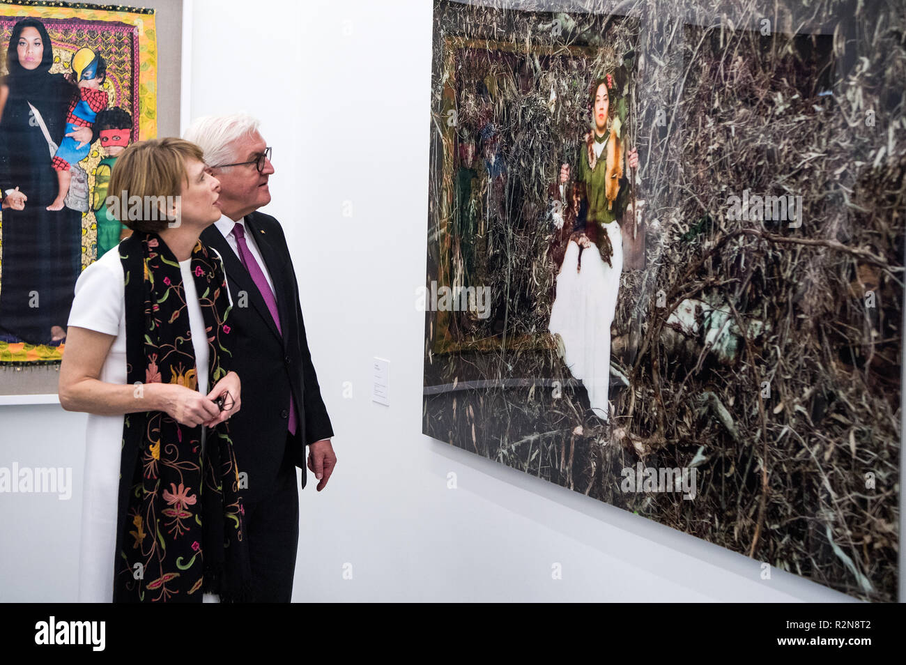 Kapstadt, Sud Africa. Xx Nov, 2018. Il Presidente federale Frank-Walter Steinmeier e sua moglie Elke Büdenbender visita Zeitz Museum of Contemporary arti africane (MOCAA). Presidente Steinmeier e sua moglie sono su una visita di stato in Sud Africa in occasione di una quattro giorni di viaggio a Africa. Credito: Bernd von Jutrczenka/dpa/Alamy Live News Foto Stock