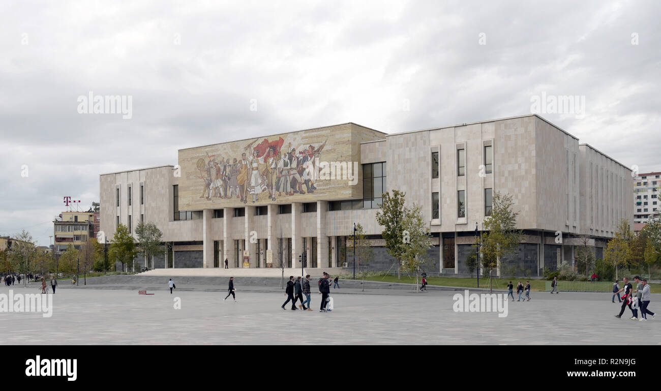 Tirana, Albania. 28 ott 2018. Lo storico Museo Nazionale in Piazza Skanderbeg. Tirana è la capitale dell'Albania. Credito: Pietro Endig/dpa-Zentralbild/ZB/dpa/Alamy Live News Foto Stock