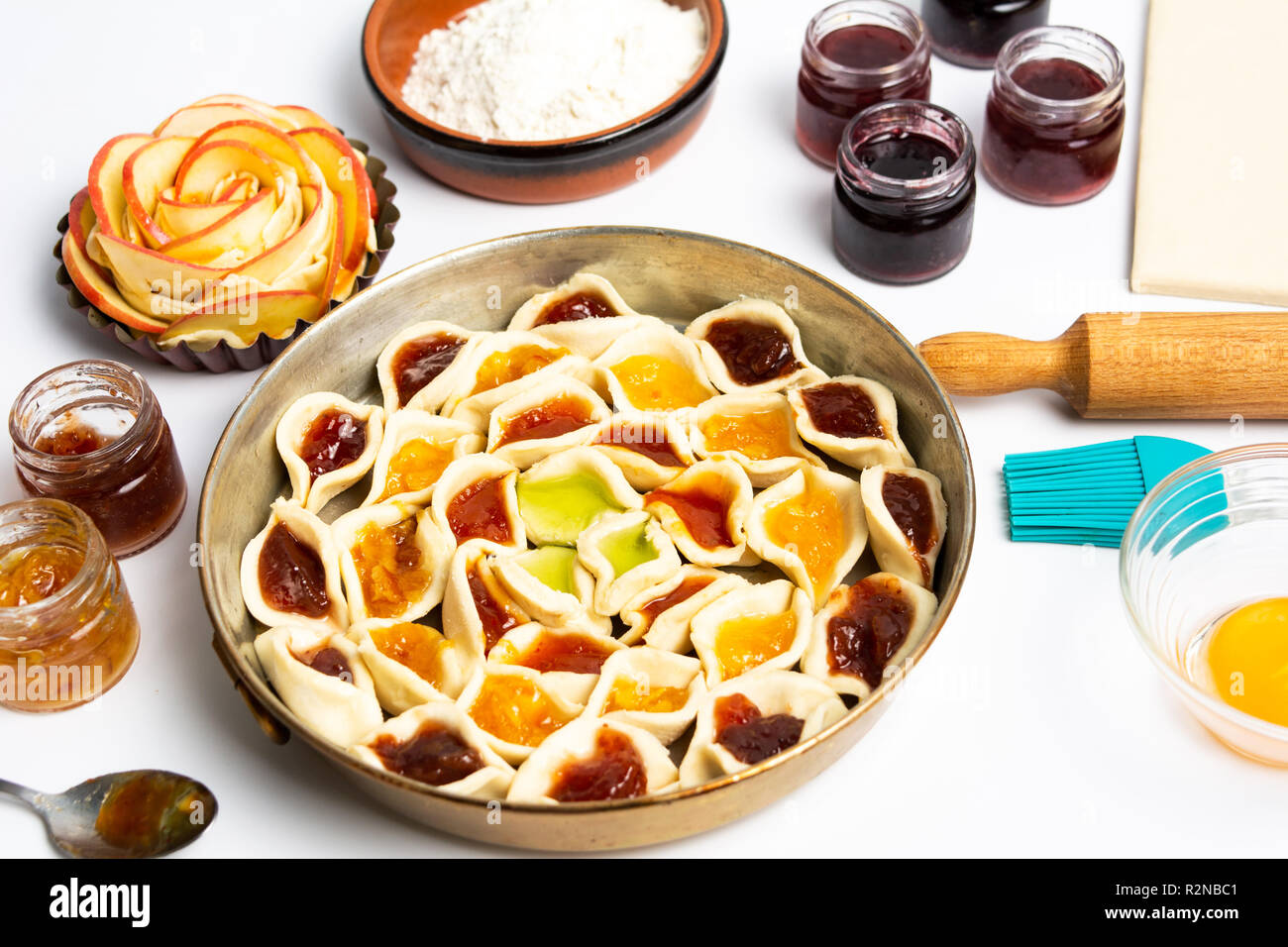 In casa torta dolce con varie marmellate di frutta vista superiore Foto Stock