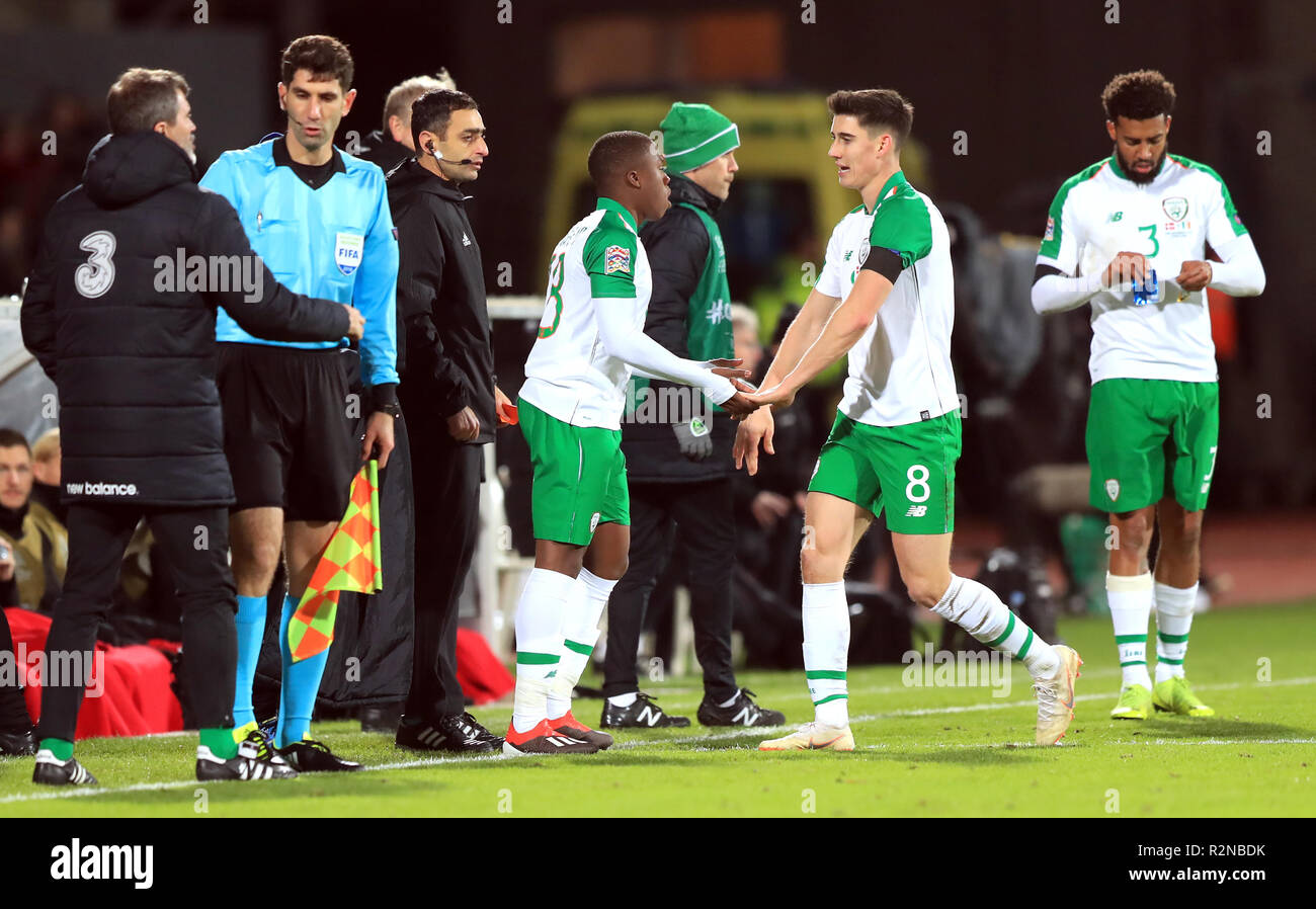 Repubblica di Irlanda Michael Obafemi (al centro) si accende per Callum O'Dowda durante la UEFA lega delle nazioni, gruppo B4 corrispondono a Ceres Park, Aarhus. Foto Stock