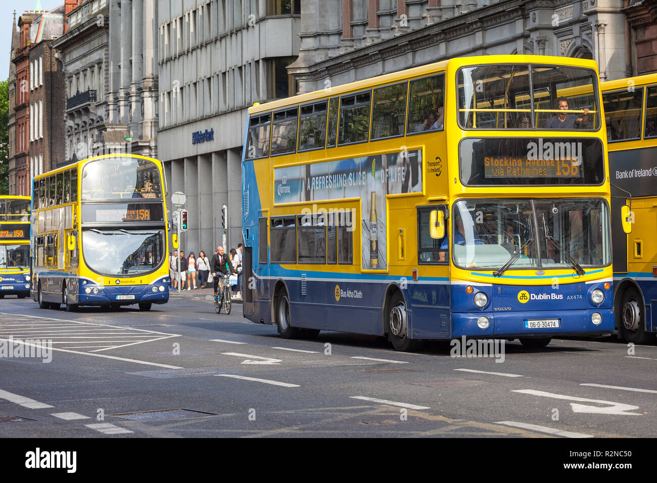 Dublino. Irlanda - Luglio 05 2018: fila di autobus di Dublino in un centro città street a Dublino, Irlanda Foto Stock