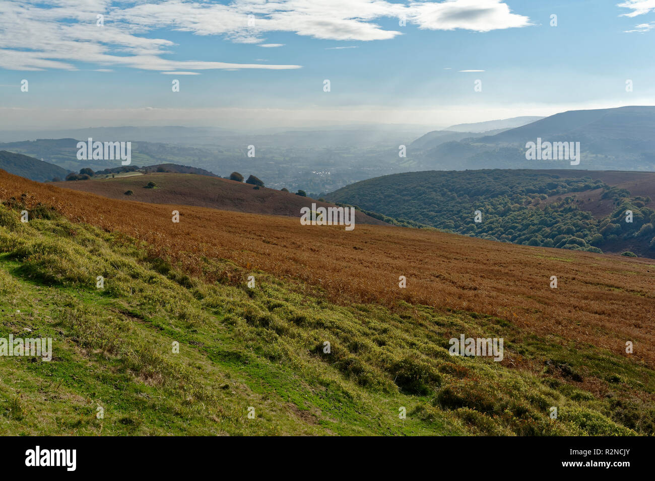 Vista di Abergavenny da Sugar Loaf con Blorenge (561 m) sul proprio orizzonte Monmouthshire, Galles Foto Stock