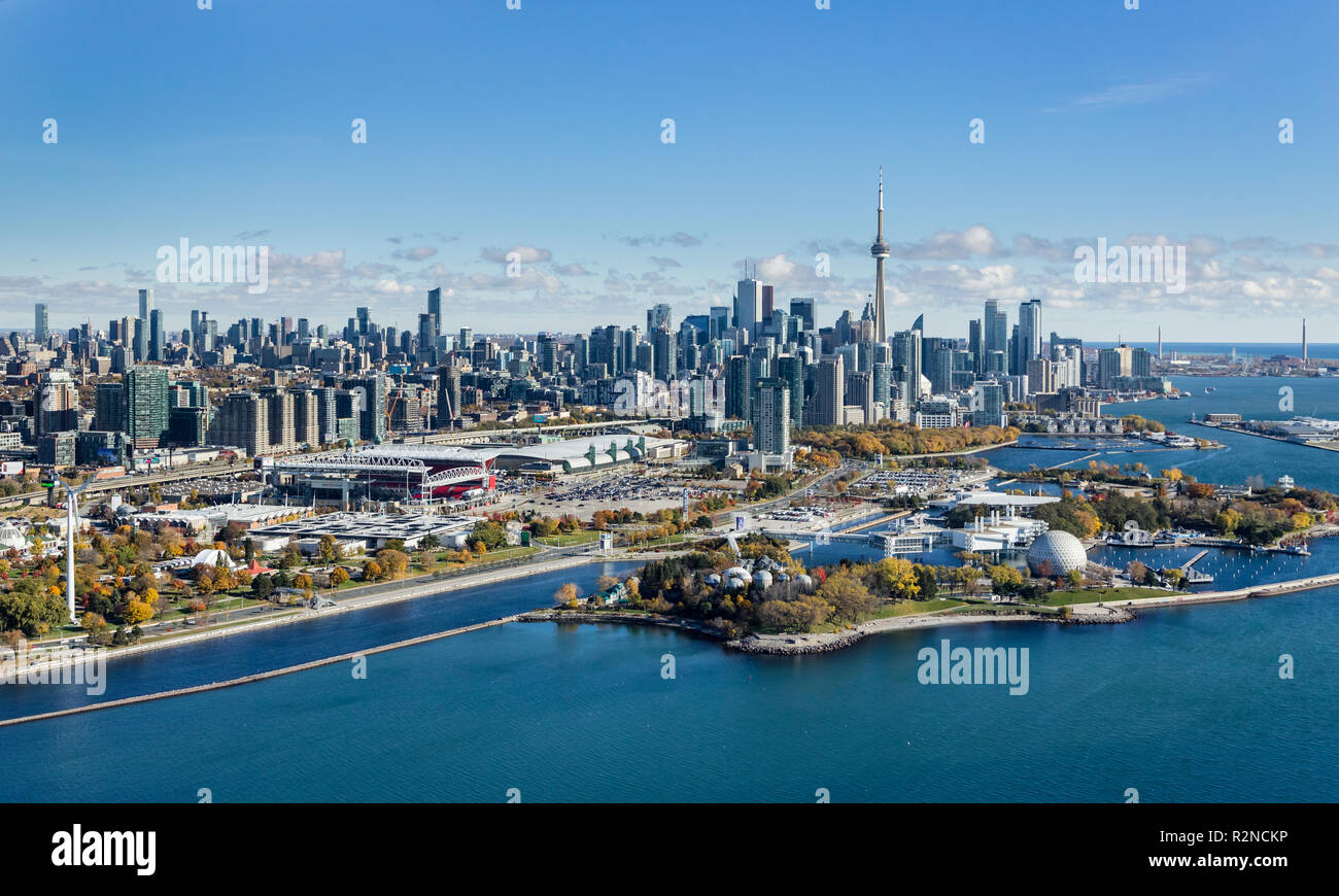 Una veduta aerea di Toronto Downtown con Ontario Place in primo piano. Sulla rotta di avvicinamento a Bill Vescovo Aeroporto dall'occidente. Foto Stock