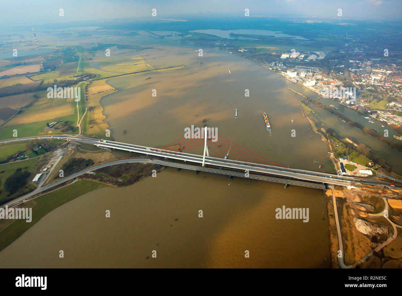 Esecuzione di Flood off, inondazione del Reno vicino a Wesel Lippe, Lippe bocca, ponte, ponte sul Reno, Wesel, Basso Reno zona della Ruhr, Renania settentrionale-Vestfalia, Germania, Europa Foto Stock