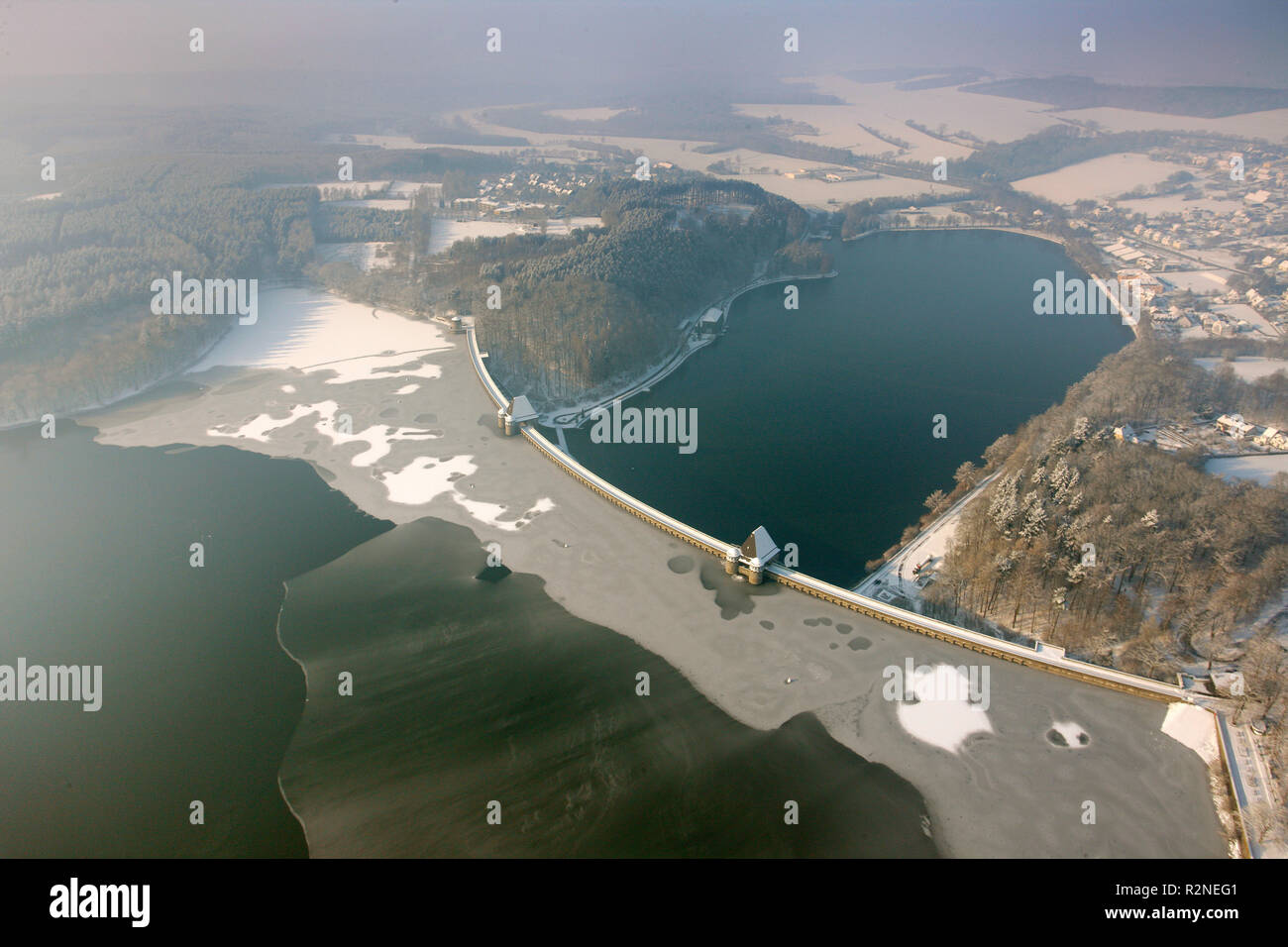 Vista aerea, Möhne serbatoio con ghiaccio, parete dam, haze, nebbia, neve, in inverno, Möhnesee, Renania settentrionale-Vestfalia, Germania, Europa Foto Stock