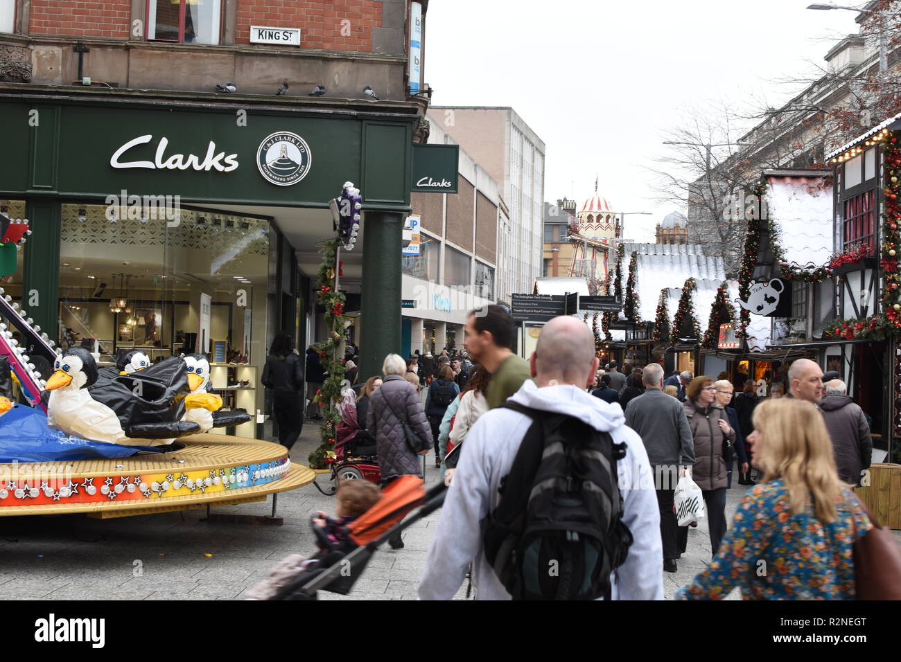 Clark negozio di scarpe su una intensa giornata di Nottingham. Foto Stock