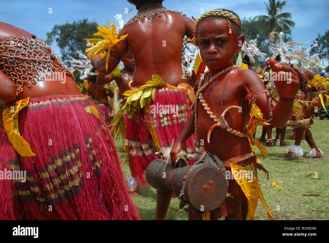 Ballerini eseguono una danza tradizionale come parte di un cantare cantare in Madang, Papua Nuova Guinea. Foto Stock