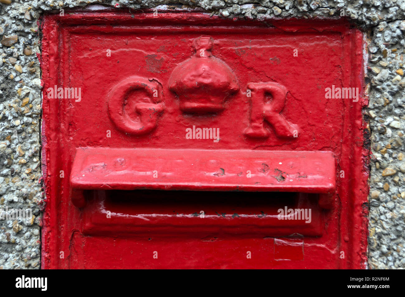Un calcestruzzo montata Royal Mail cassetta di raccolta nel deviatore inferiore, Essex dal regno del re George VI, ER, in un concreto rendere. Foto Stock