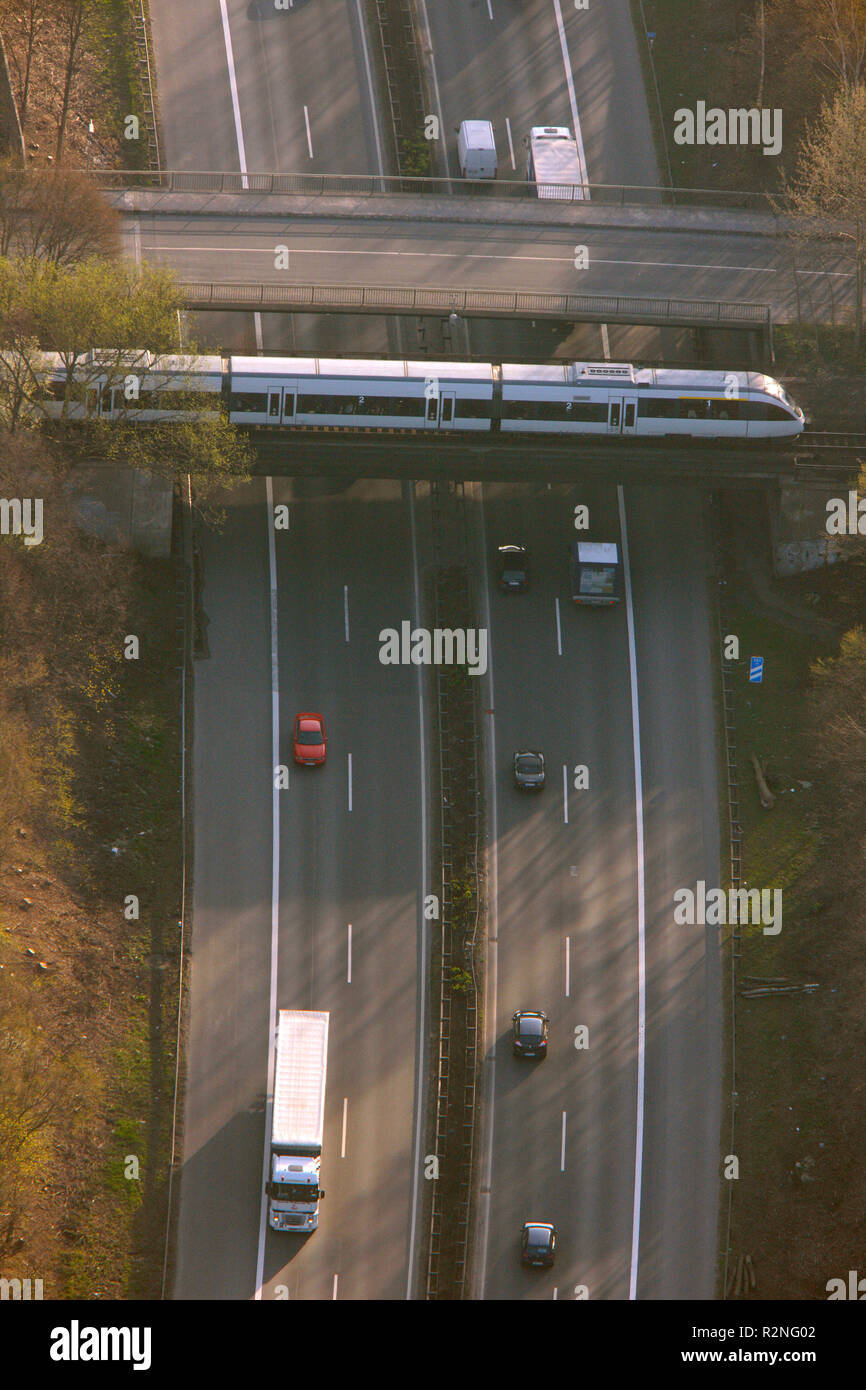 Stazione del treno regionale che attraversa il Emscherschnellweg, A42, Wanne-Eickel, A42, Herne, la zona della Ruhr, Renania settentrionale-Vestfalia, Germania, Europa Foto Stock