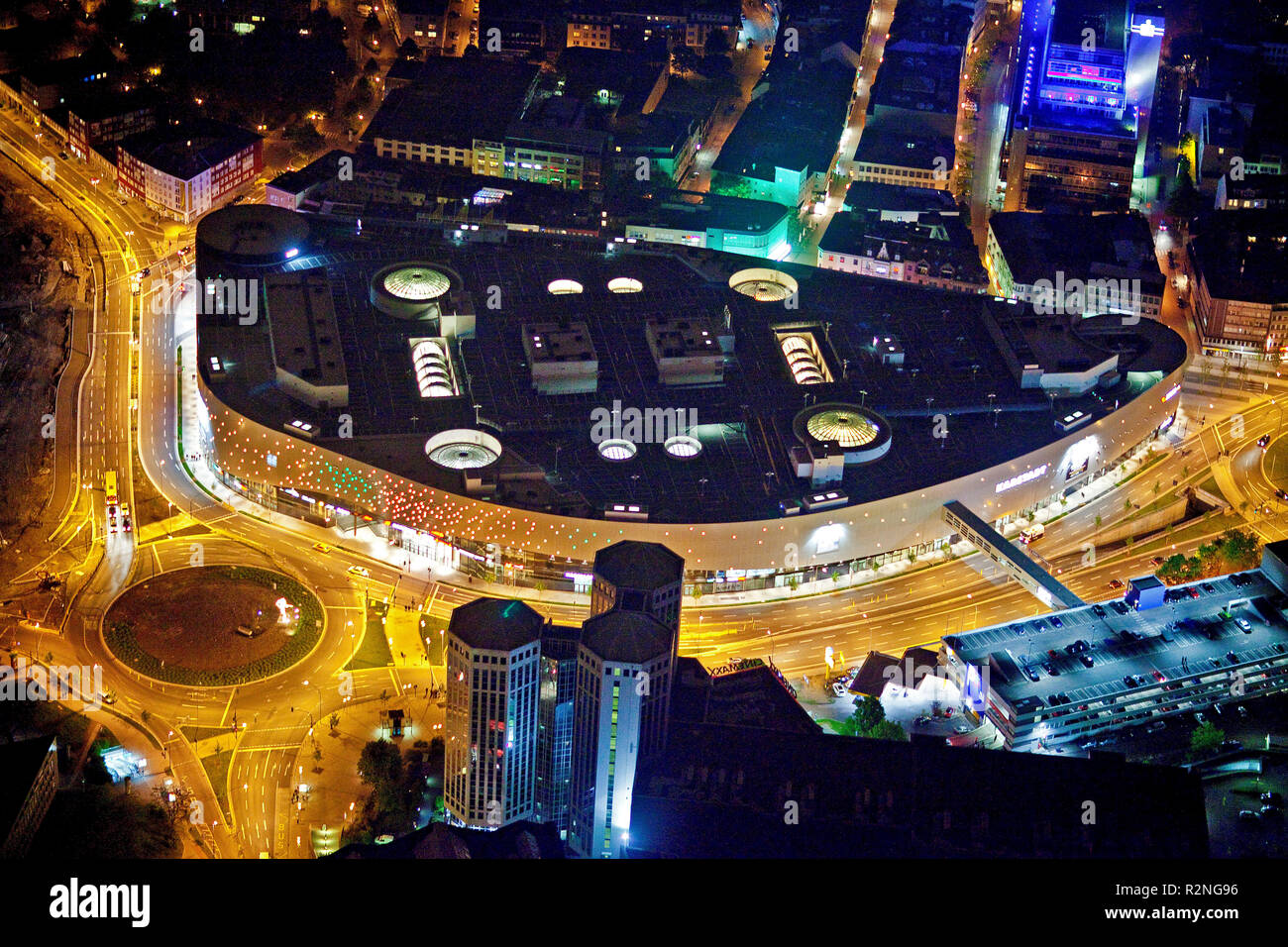 Vista aerea, night shot, Berliner Platz, piazza Limbecker Platz Karstadt di notte, Essen, la zona della Ruhr, Renania settentrionale-Vestfalia, Germania, Europa Foto Stock