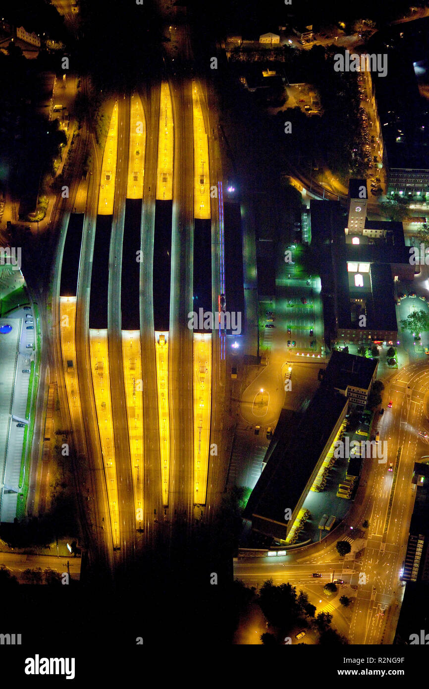 Vista aerea, Night Shot, stazione centrale di Oberhausen, Oberhausen, la zona della Ruhr, Renania settentrionale-Vestfalia, Germania, Europa Foto Stock