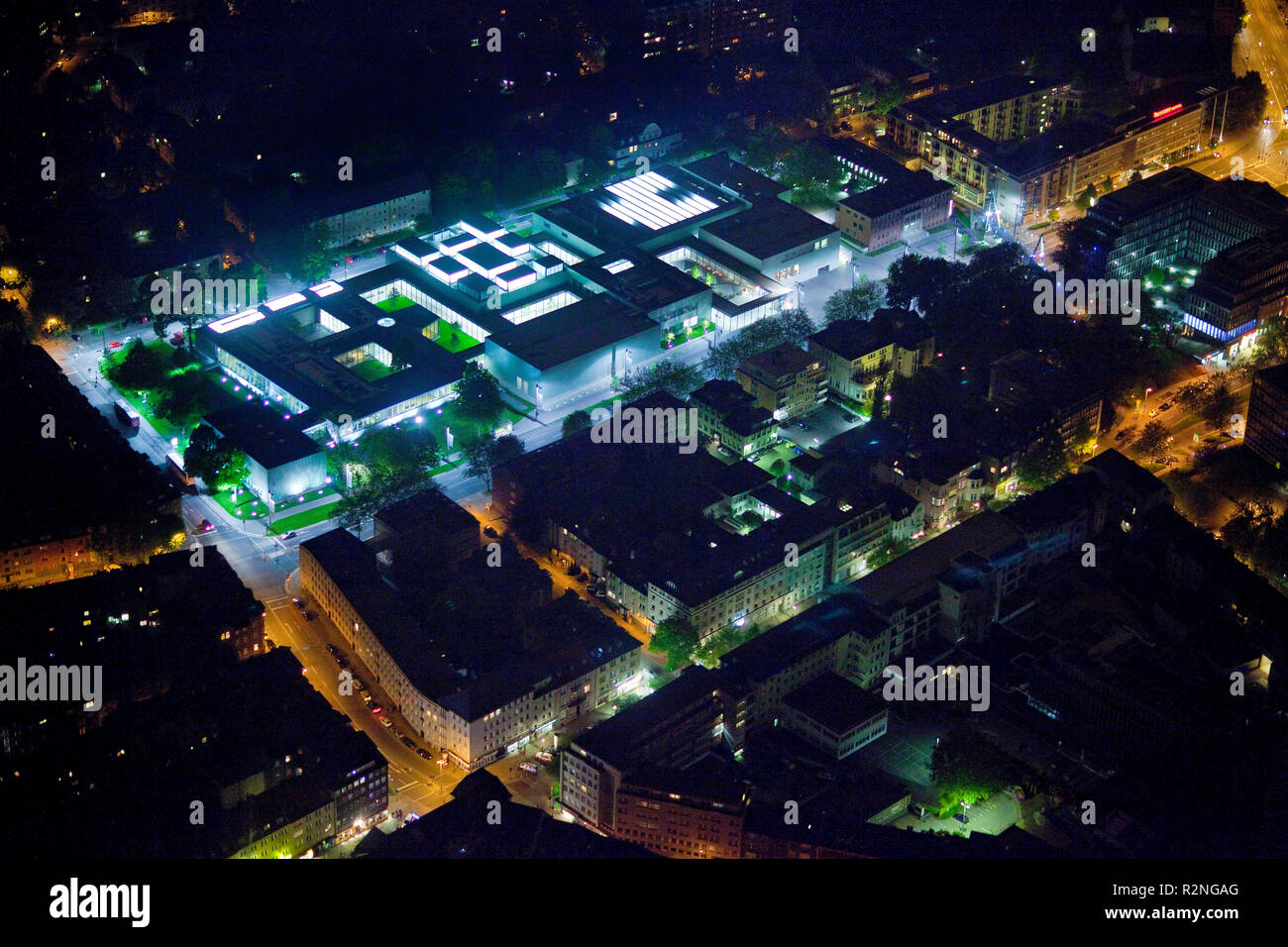 Vista aerea, scena notturna, il Museo Folkwang di notte, Essen, la zona della Ruhr, Renania settentrionale-Vestfalia, Germania, Europa Foto Stock