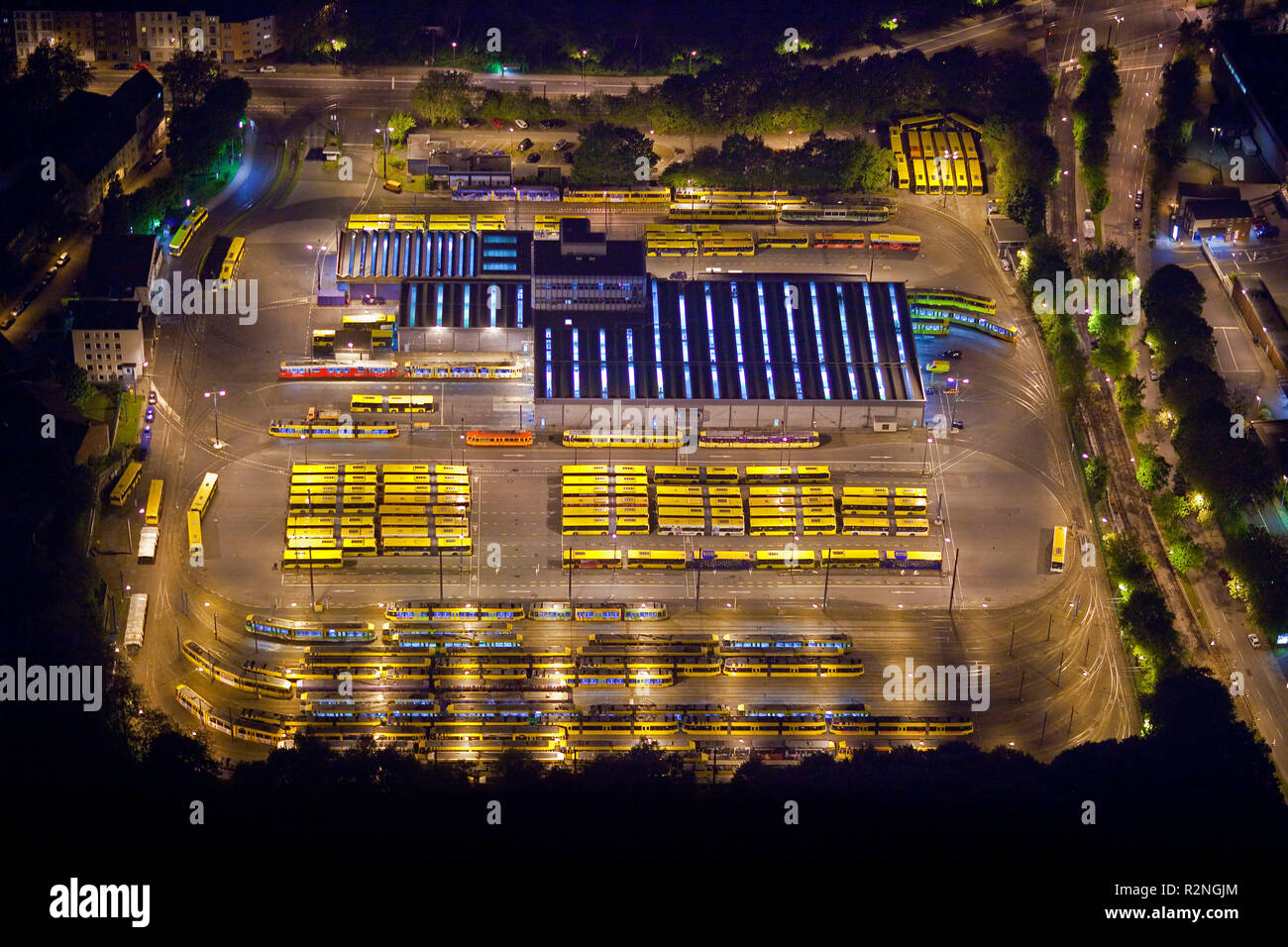 Vista aerea, night shot, Evag tram depot, Essen, la zona della Ruhr, Renania settentrionale-Vestfalia, Germania, Europa Foto Stock