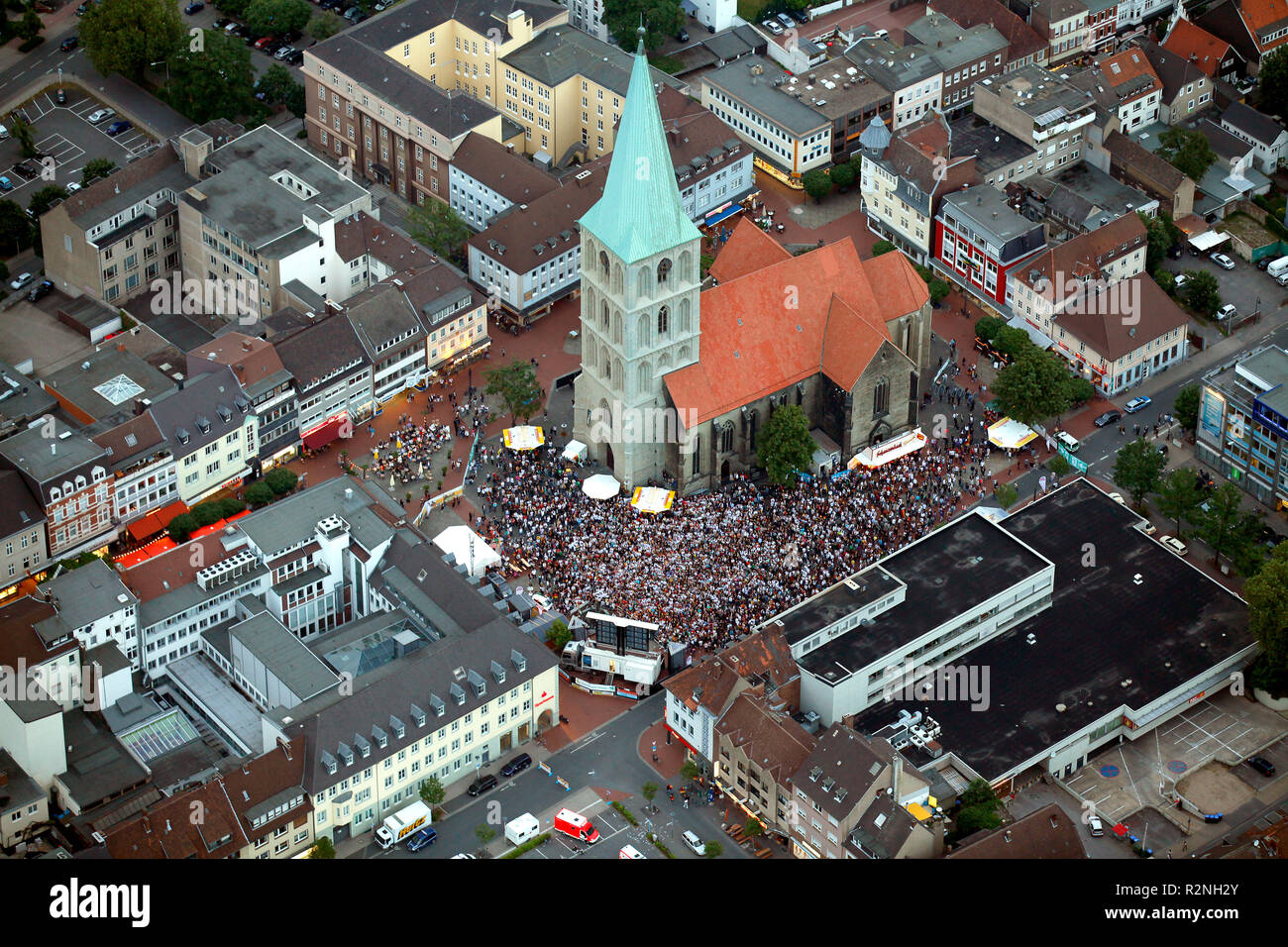 La visualizzazione pubblica di fronte la chiesa di San Paolo, la partita di apertura Germania Australia 4: 0 il 13 giugno 2010, Hamm, Renania settentrionale-Vestfalia, Germania, Europa, Vista Aerea, Foto Stock