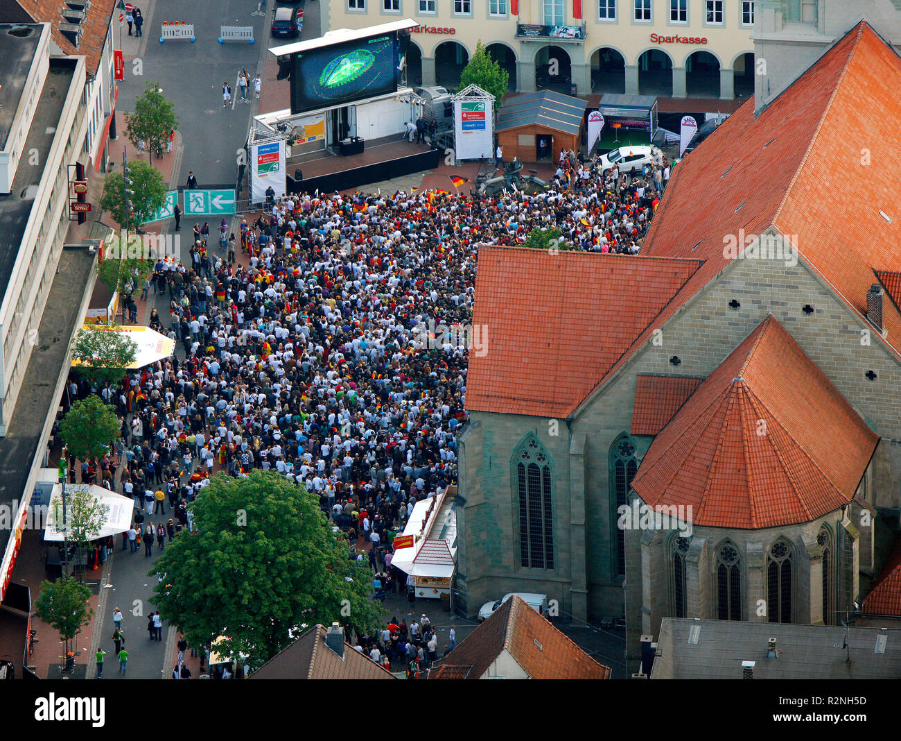 La visualizzazione pubblica di fronte la chiesa di San Paolo, la partita di apertura Germania Australia 4: 0 il 13 giugno 2010, Hamm, Renania settentrionale-Vestfalia, Germania, Europa, Vista Aerea, Foto Stock