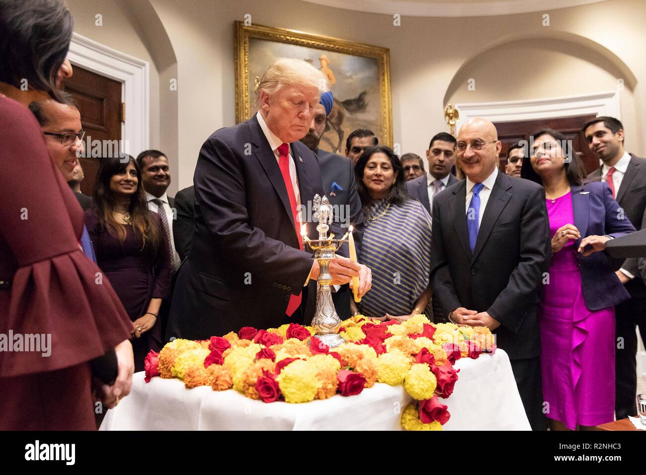 U.S presidente Donald Trump partecipa a un cerimoniale di illuminazione del Diya durante celebrazioni per la festa indù del Diwali nella sala Roosevelt della Casa Bianca Novembre 13, 2018 a Washington D.C. Foto Stock